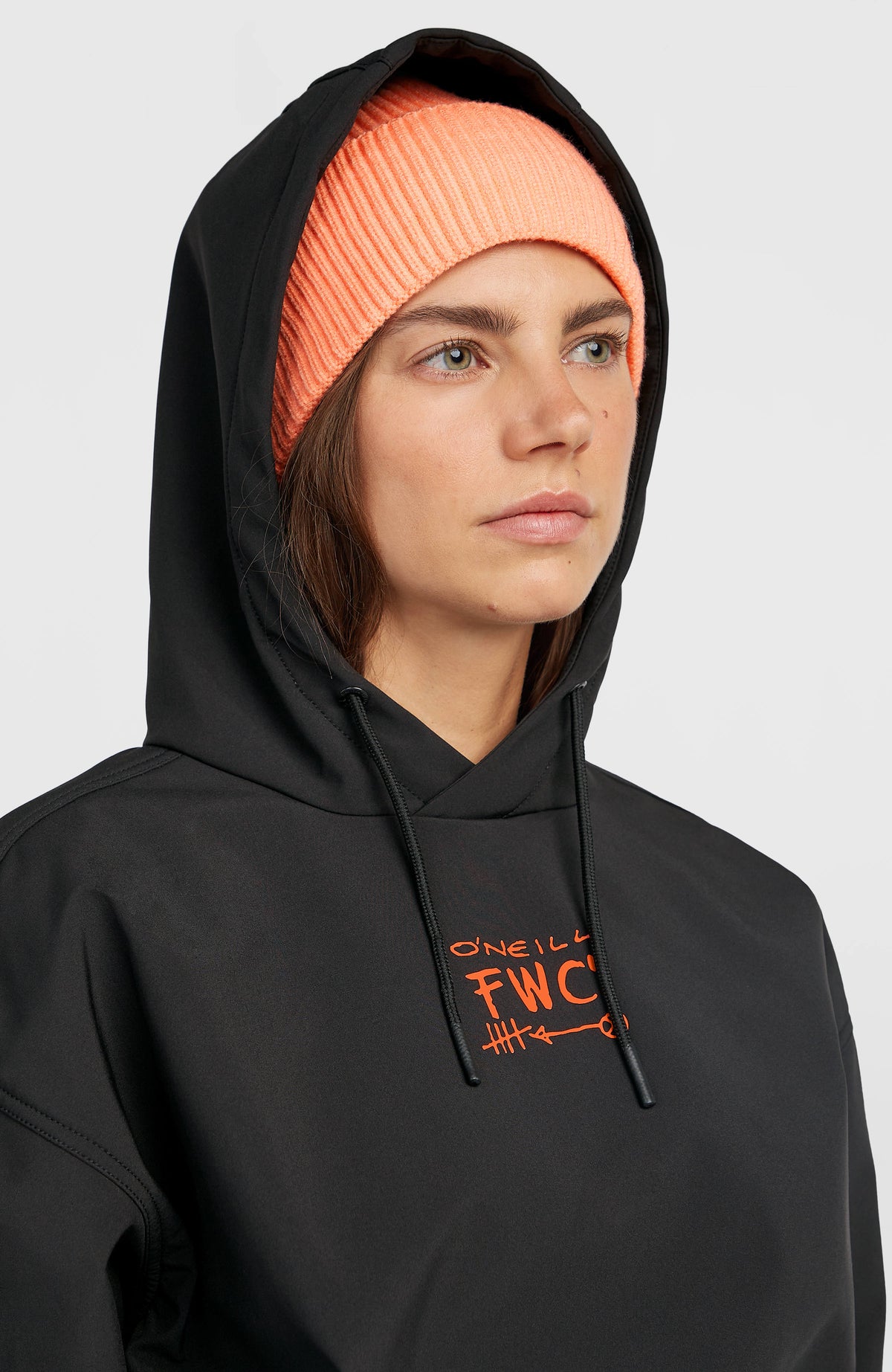 FWC'Play Softshell-Hoodie, schwarz mit Grafik-Print in Orange, Nahaufnahme mit aufgesetzter Kapuze