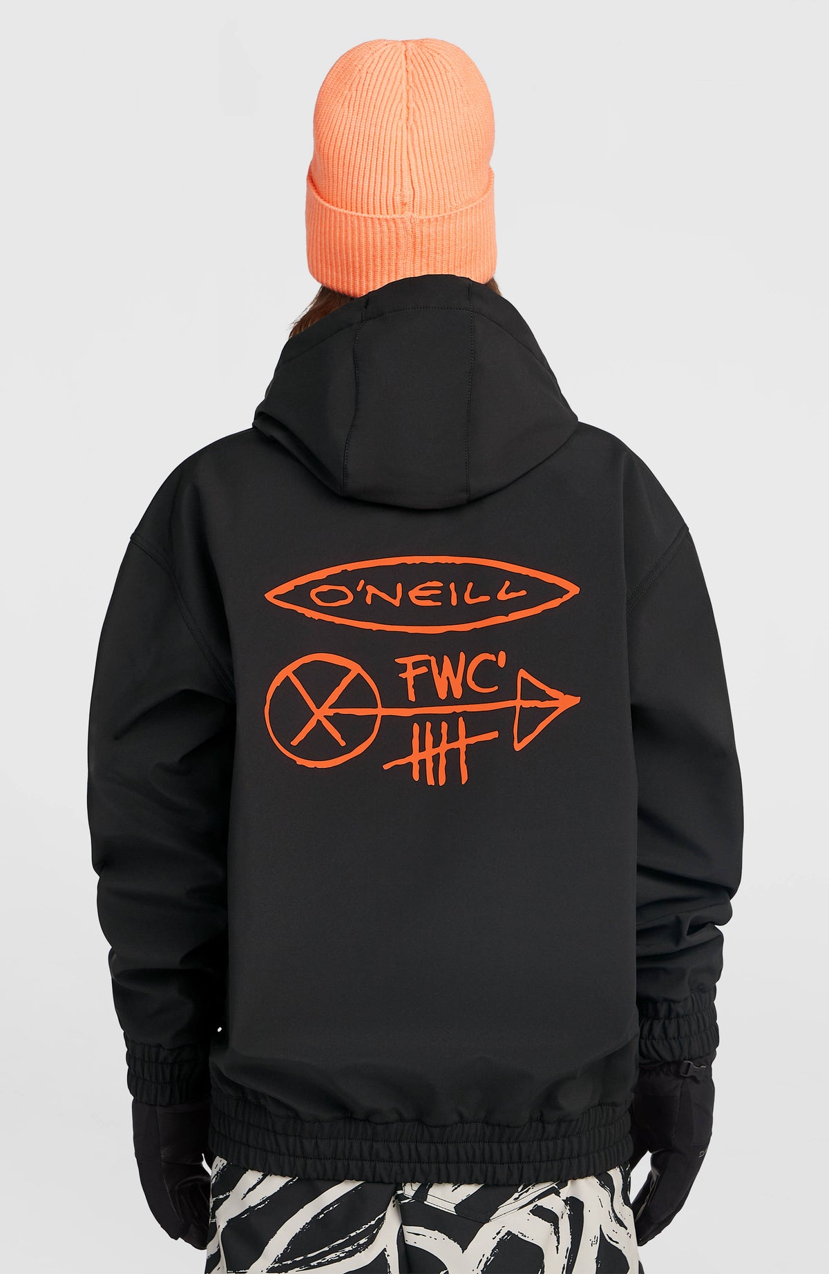 FWC'Play Softshell-Hoodie für Damen, schwarz mit Grafik-Print in Orange, Rückansicht am Model