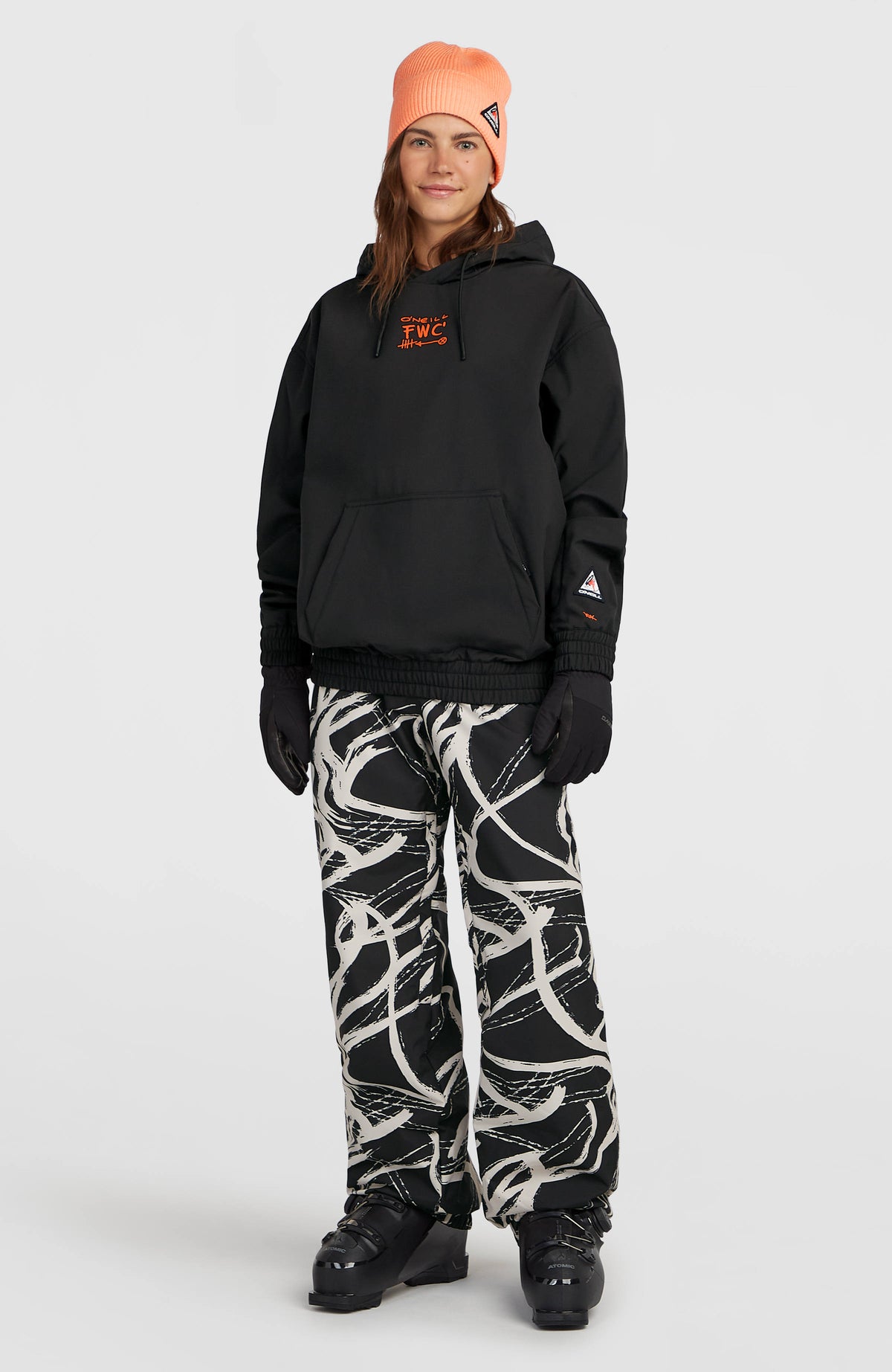 FWC'Play Softshell-Hoodie für Damen, schwarz mit Grafik-Print in Orange, Ganzkörperansicht am Model