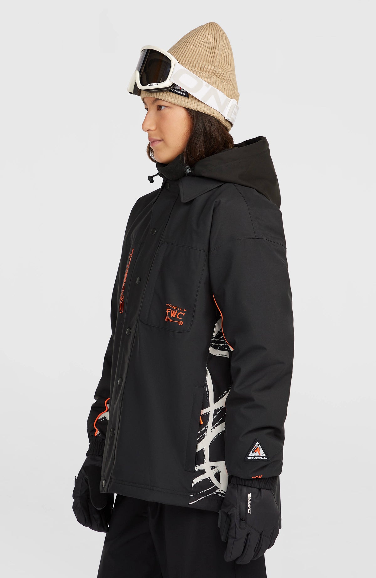 FWC'Play Shacket Ski- und Snowboardjacke für Damen, schwarz, getragen am Model, Halbprofil von der Seite