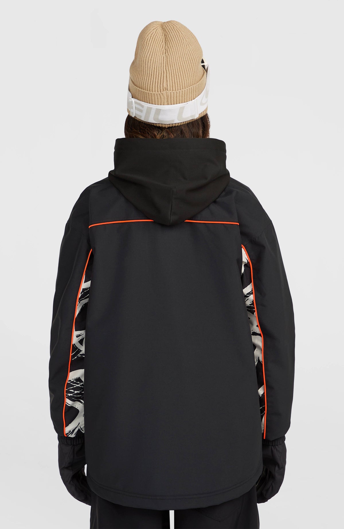 FWC'Play Shacket Ski- und Snowboardjacke für Damen, schwarz, getragen am Model, Rückansicht mit Kapuze