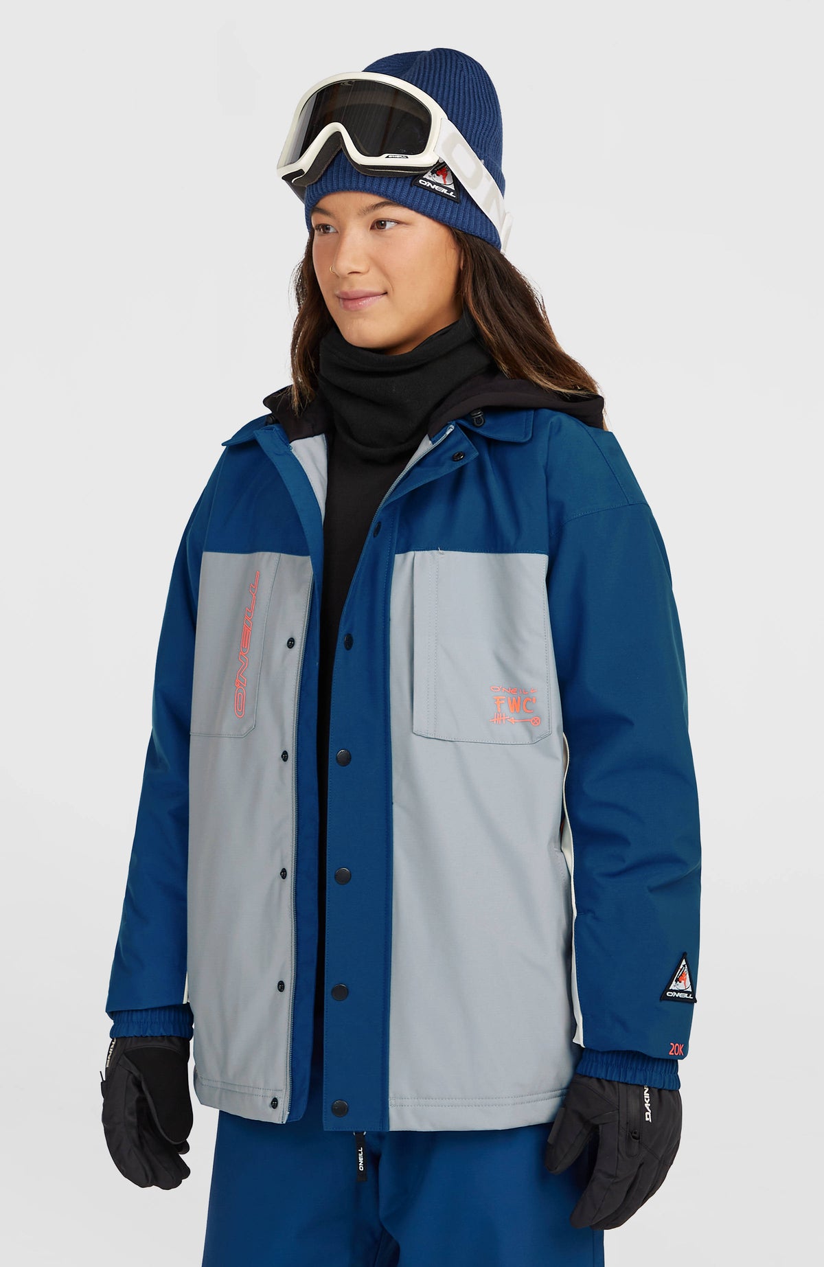 FWC'Play Shacket Ski- und Snowboardjacke für Damen, blau, Halbprofilansicht am Model mit Kragen und Knopfleiste