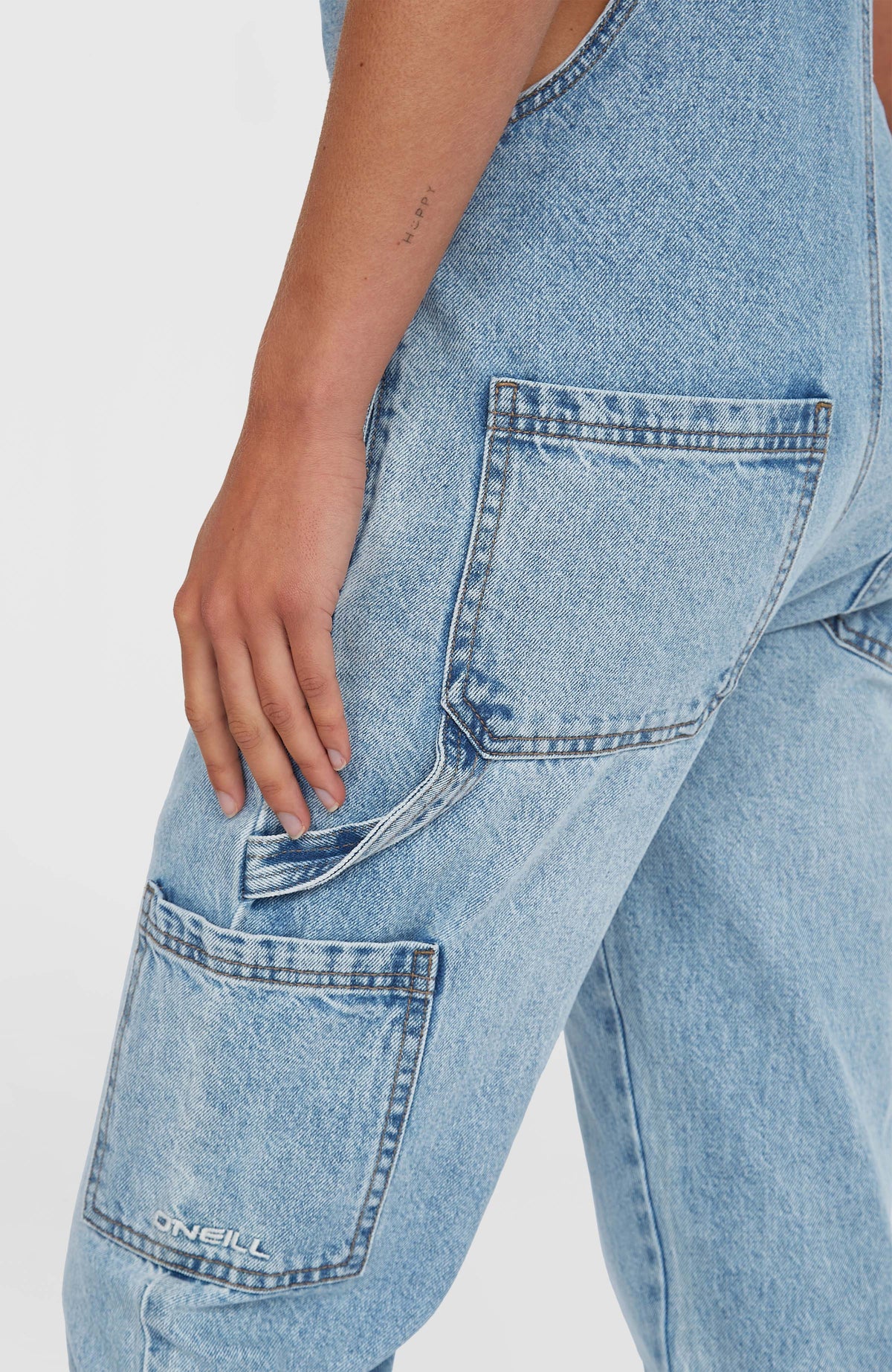 Blaue Essentials Twill-Latzhose für Damen, Nahaufnahme der seitlichen Beintasche mit Logo-Stickerei
