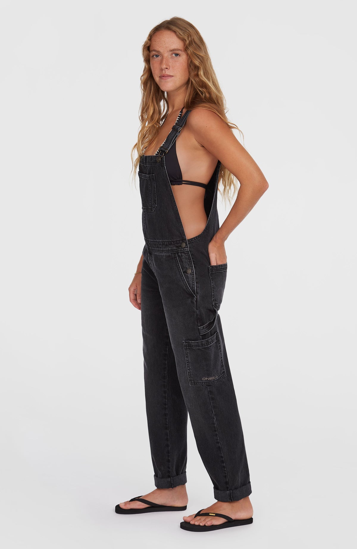 Essentials Twill-Latzhose für Damen, schwarz, Seitenansicht am Model