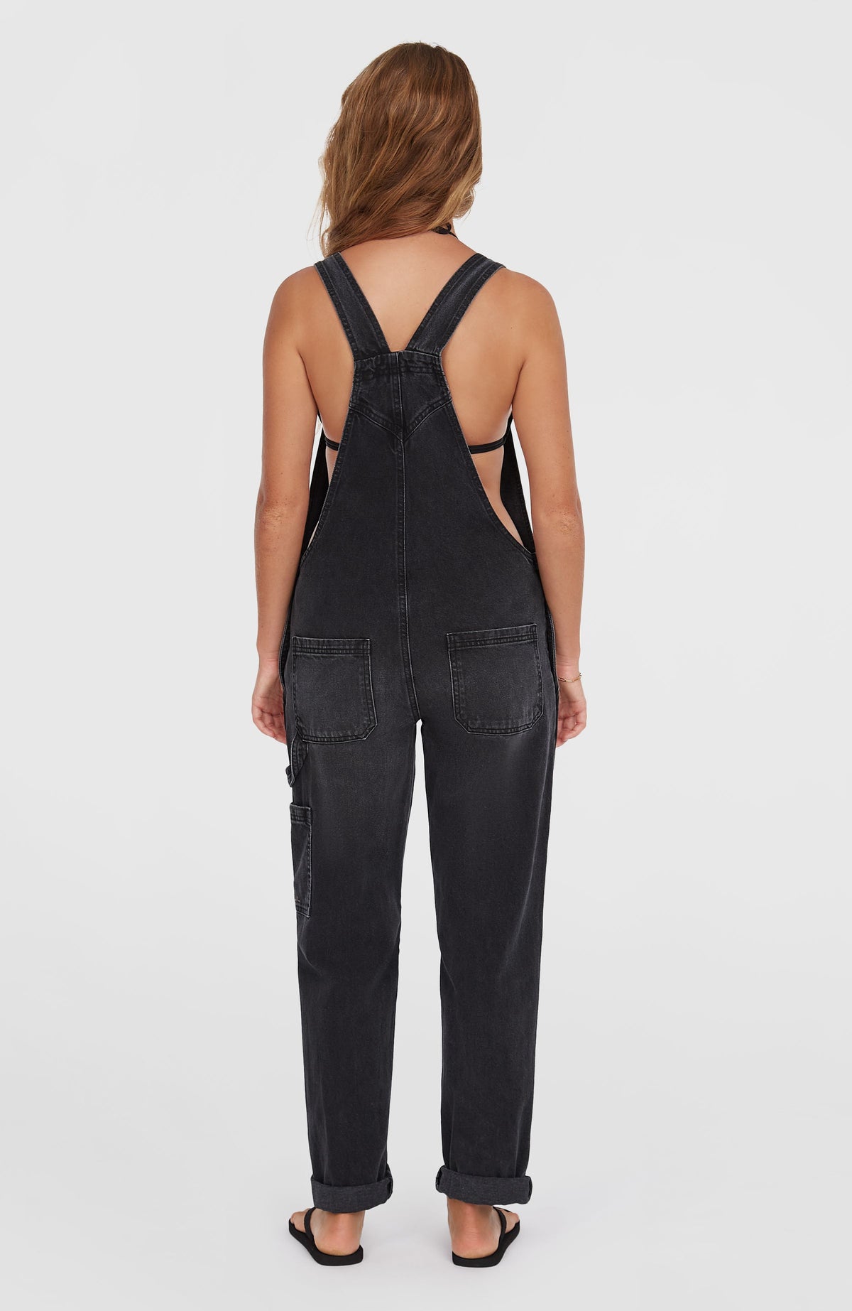 Essentials Twill-Latzhose für Damen, schwarz, Rückansicht am Model mit Gesäßtaschen