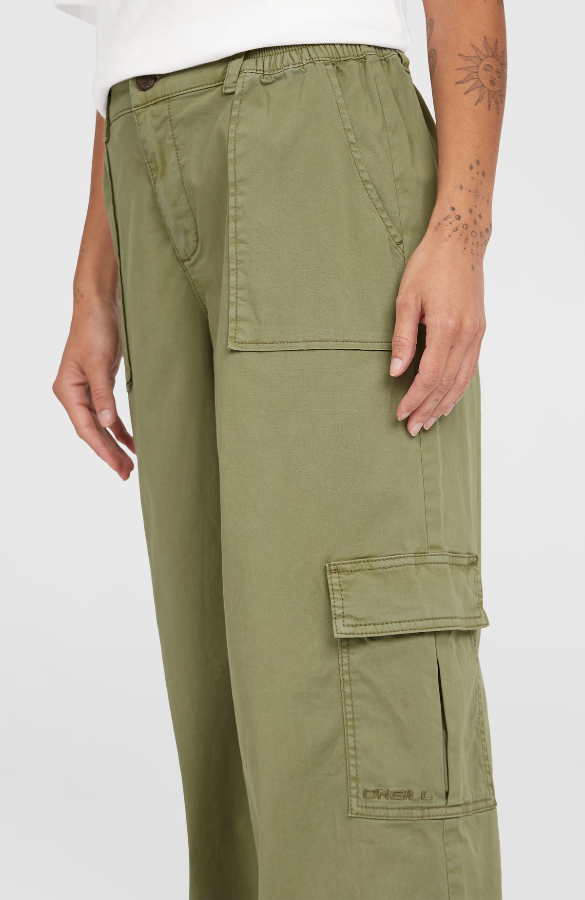 Brexton Cargohose, grün, Nahaufnahme der seitlichen Cargotasche mit aufgesticktem Logo