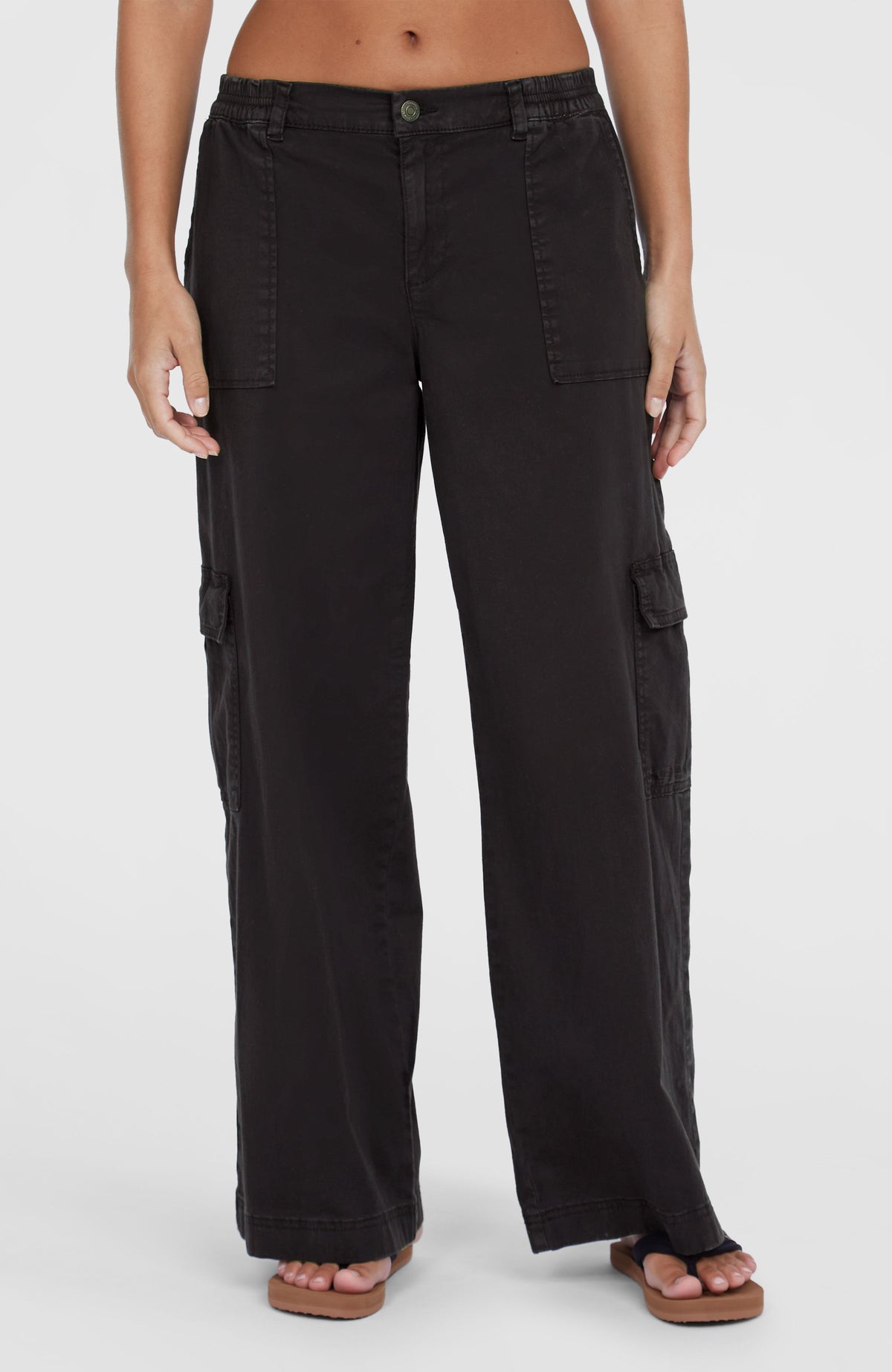 Brexton Cargohose für Damen, schwarz, Vorderansicht am Model mit aufgesetzten Vordertaschen