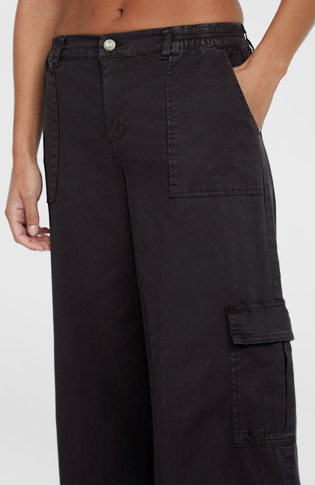 Nahaufnahme von elastischem Bund, Hosenknopf und Vordertasche der schwarzen Brexton Cargohose