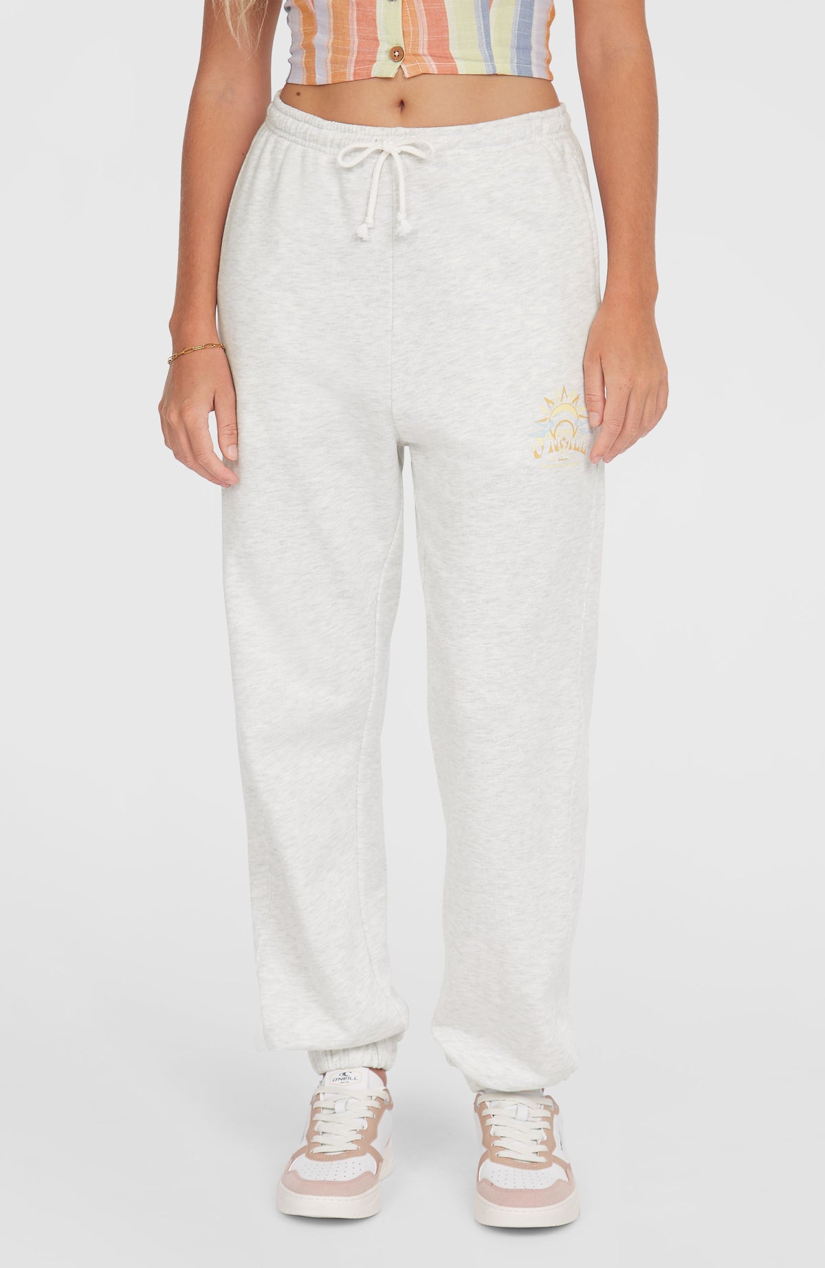 Beach Vintage Jogginghose für Damen, weiß mit Grafik-Print in Gelb, Frontalansicht am Model, Bund mit Kordelzug