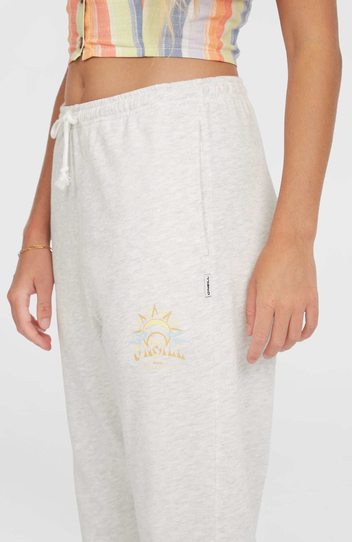 Nahaufnahme des Grafik-Prints und der Seitentasche der weißen Beach Vintage Jogginghose für Damen