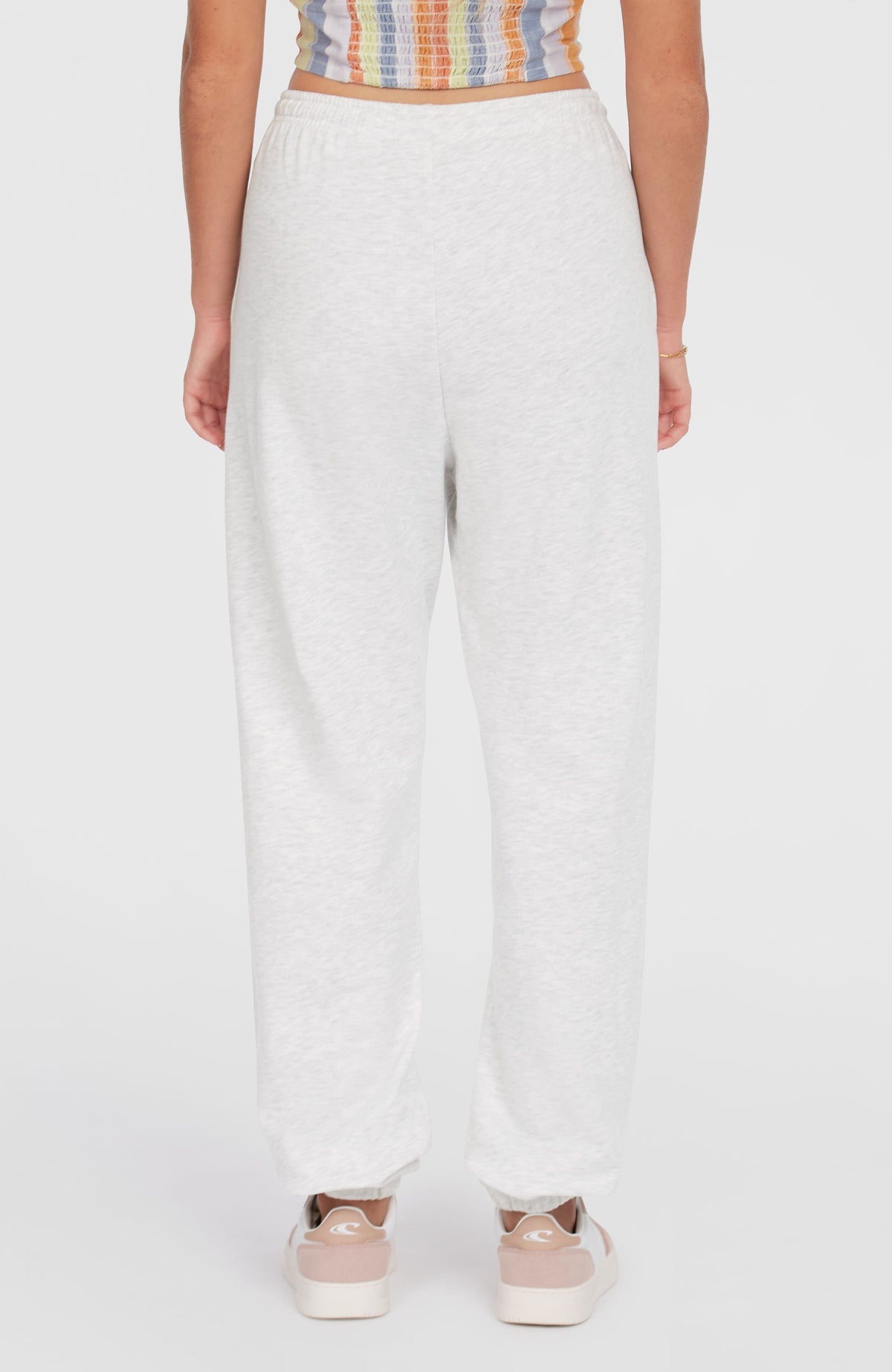 Beach Vintage Jogginghose für Damen, weiß mit Grafik-Print in Gelb, Rückansicht am Model, elastischer Bund