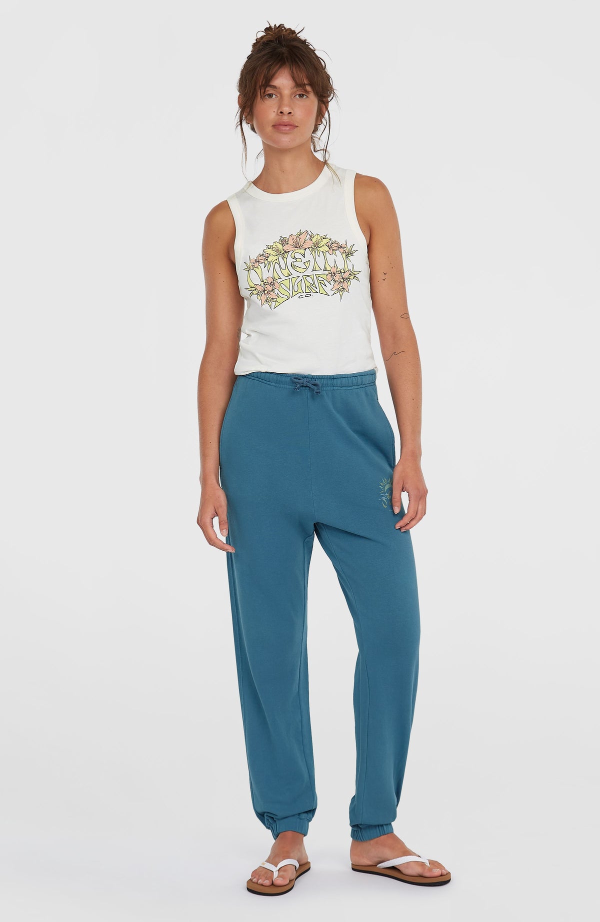 O'Neill Beach Vintage Jogginghose für Damen, blau, Vorderansicht, getragen am Model