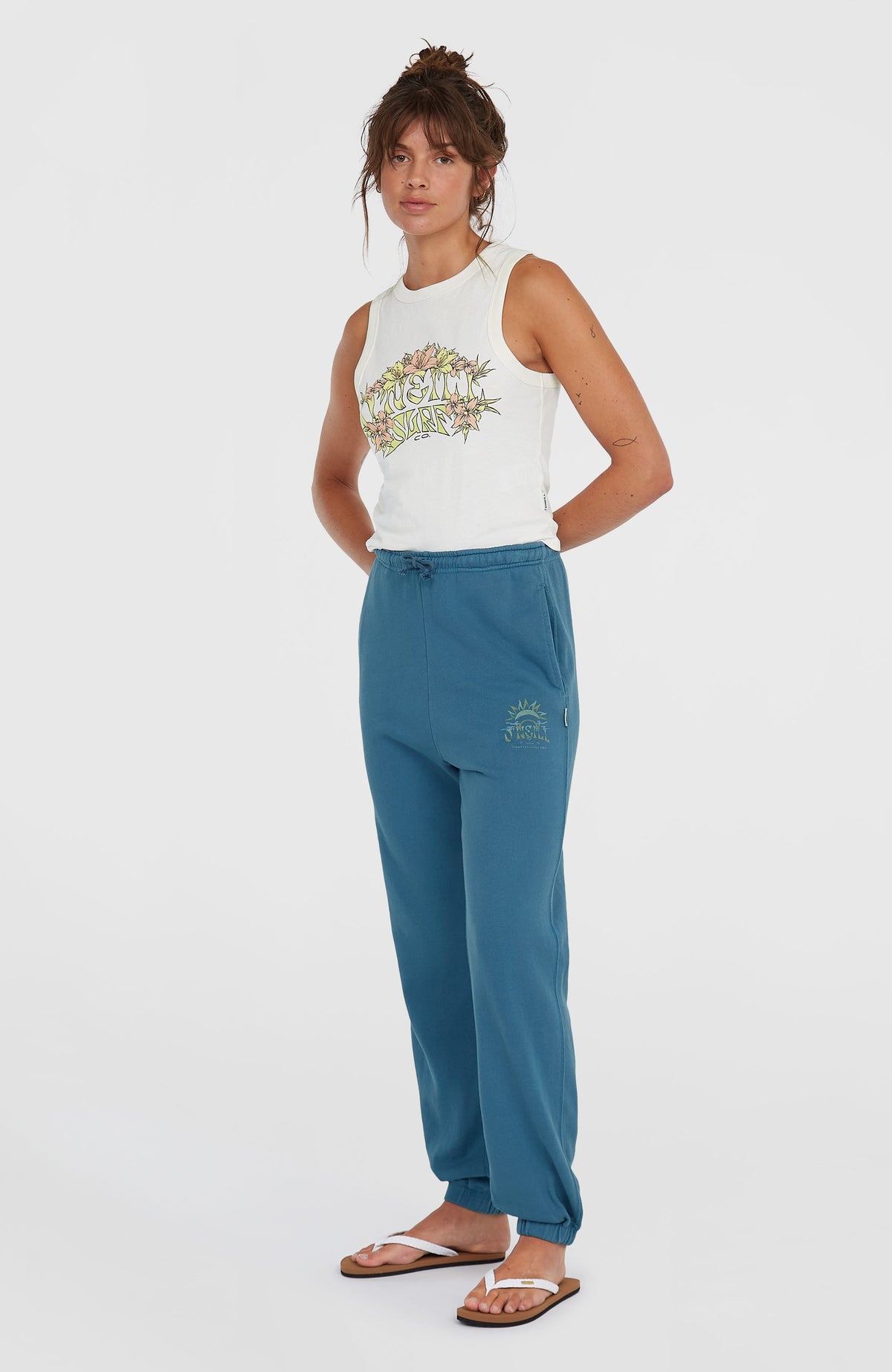 Beach Vintage Jogginghose für Damen, blau, Dreiviertelansicht, getragen am Model