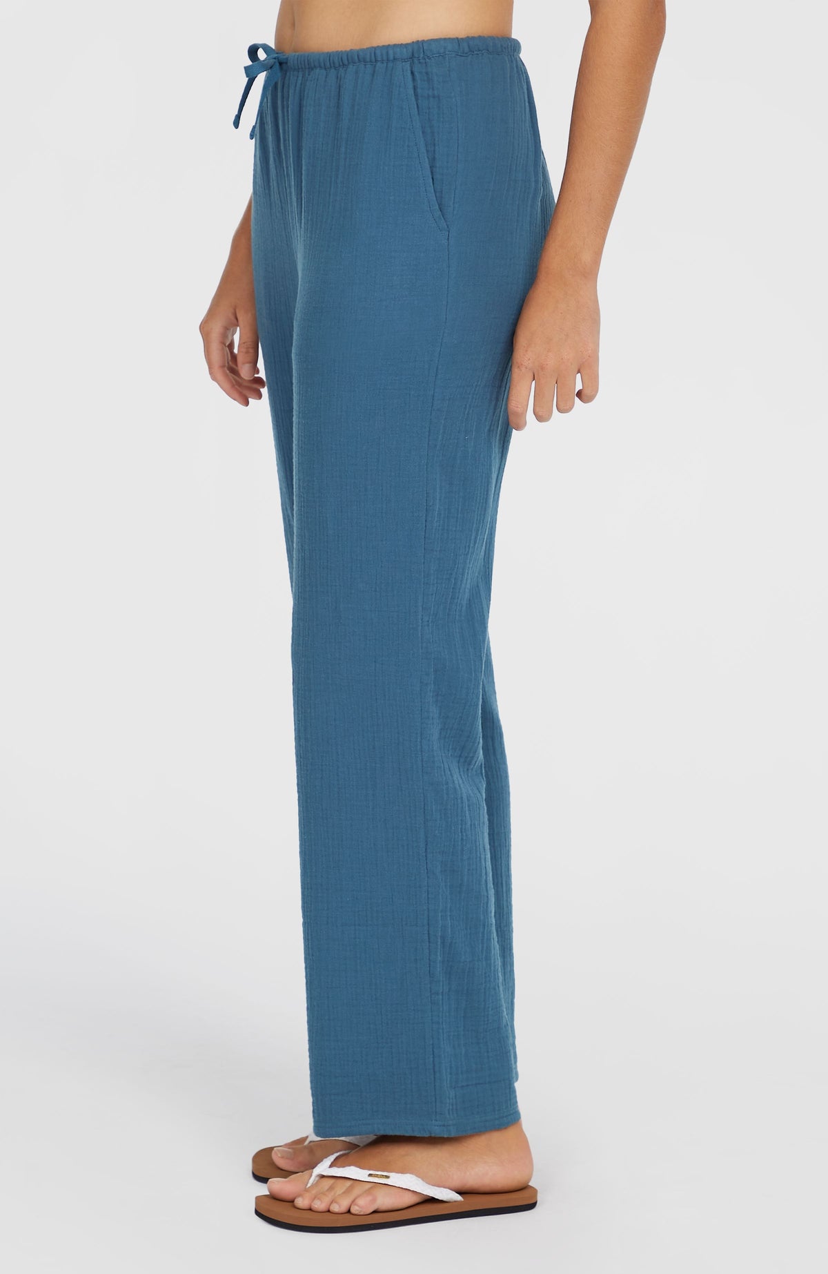 Brenda Hose für Damen in Blau, getragen am Model, Seitenansicht mit geradem Hosenbeinschnitt