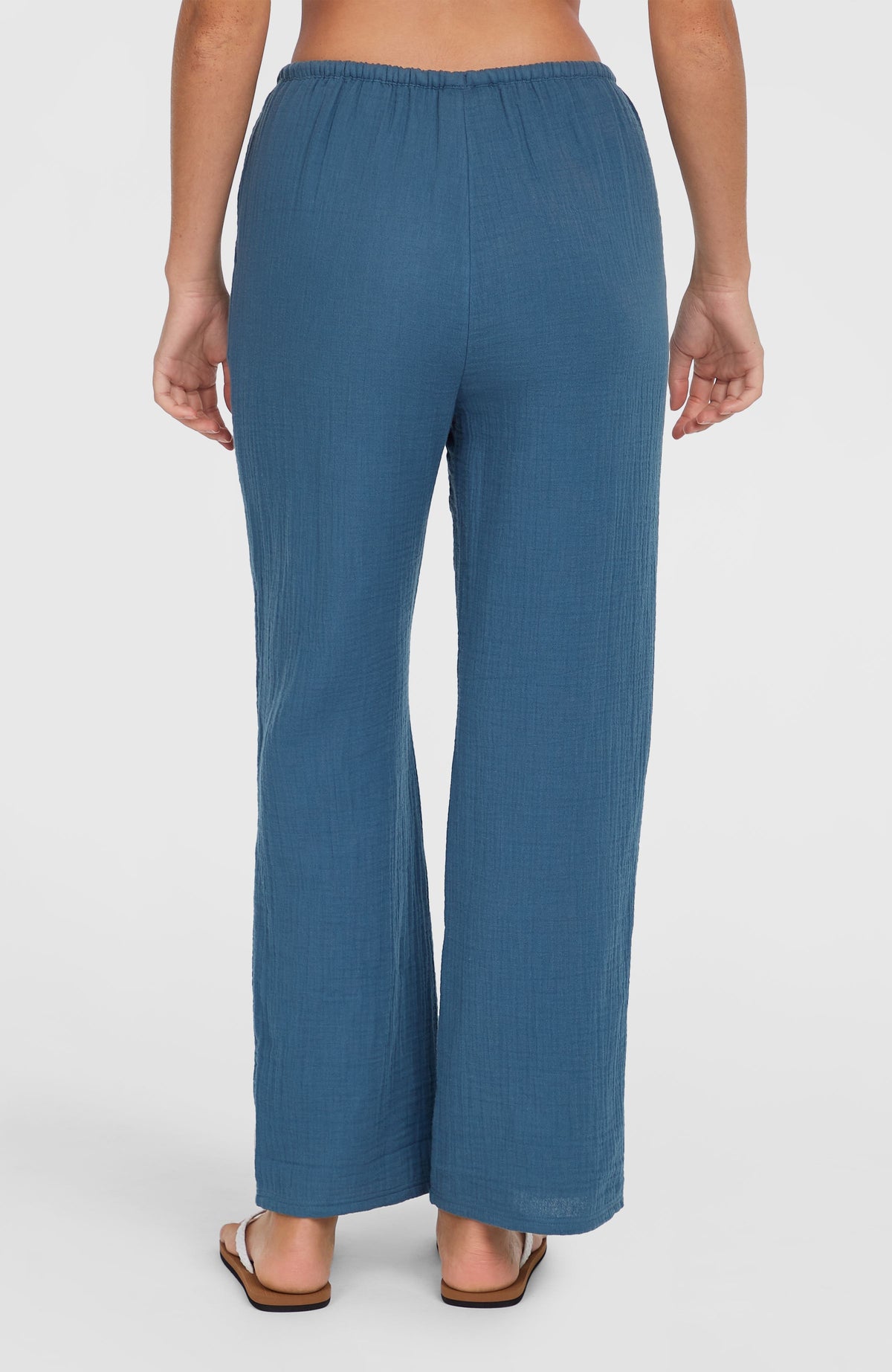 Brenda Hose für Damen, blau, Rückansicht getragen am Model mit elastischem gerafftem Bund