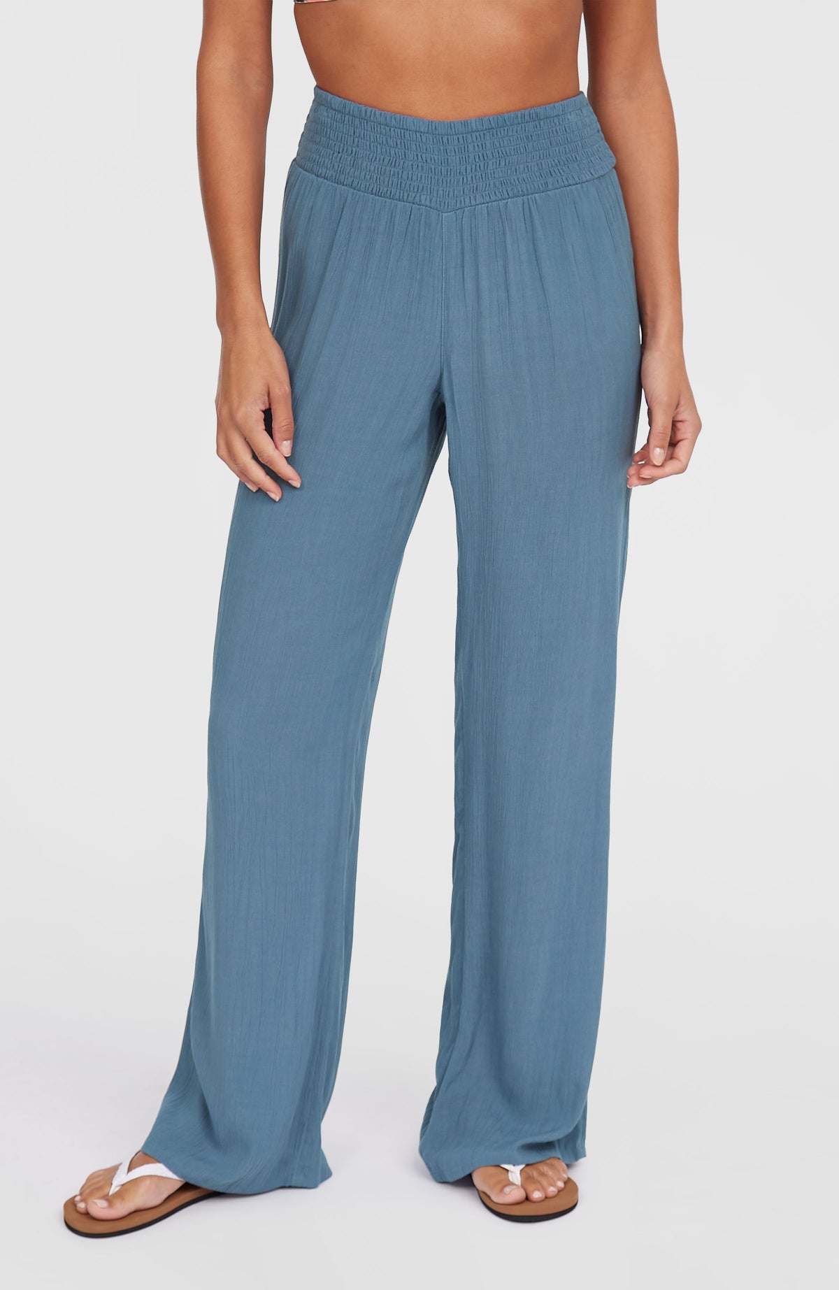 Johnny Smocked Waist Hose für Damen in Blau, am Model, Vorderansicht mit Fokus auf den Smokbund