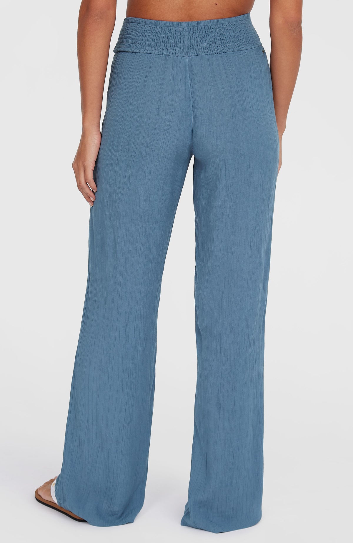 Johnny Smocked Waist Hose für Damen in Blau, Rückansicht, getragen am Model