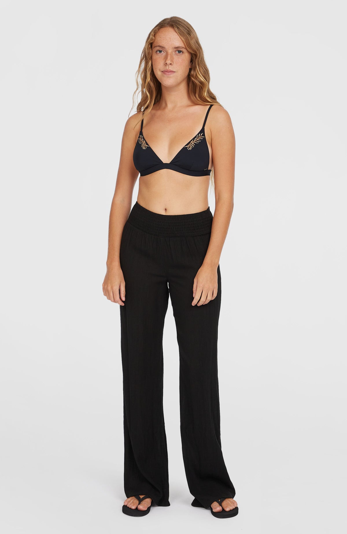 O'Neill Johnny Smocked Waist Hose für Damen, schwarz, Vorderansicht am Model