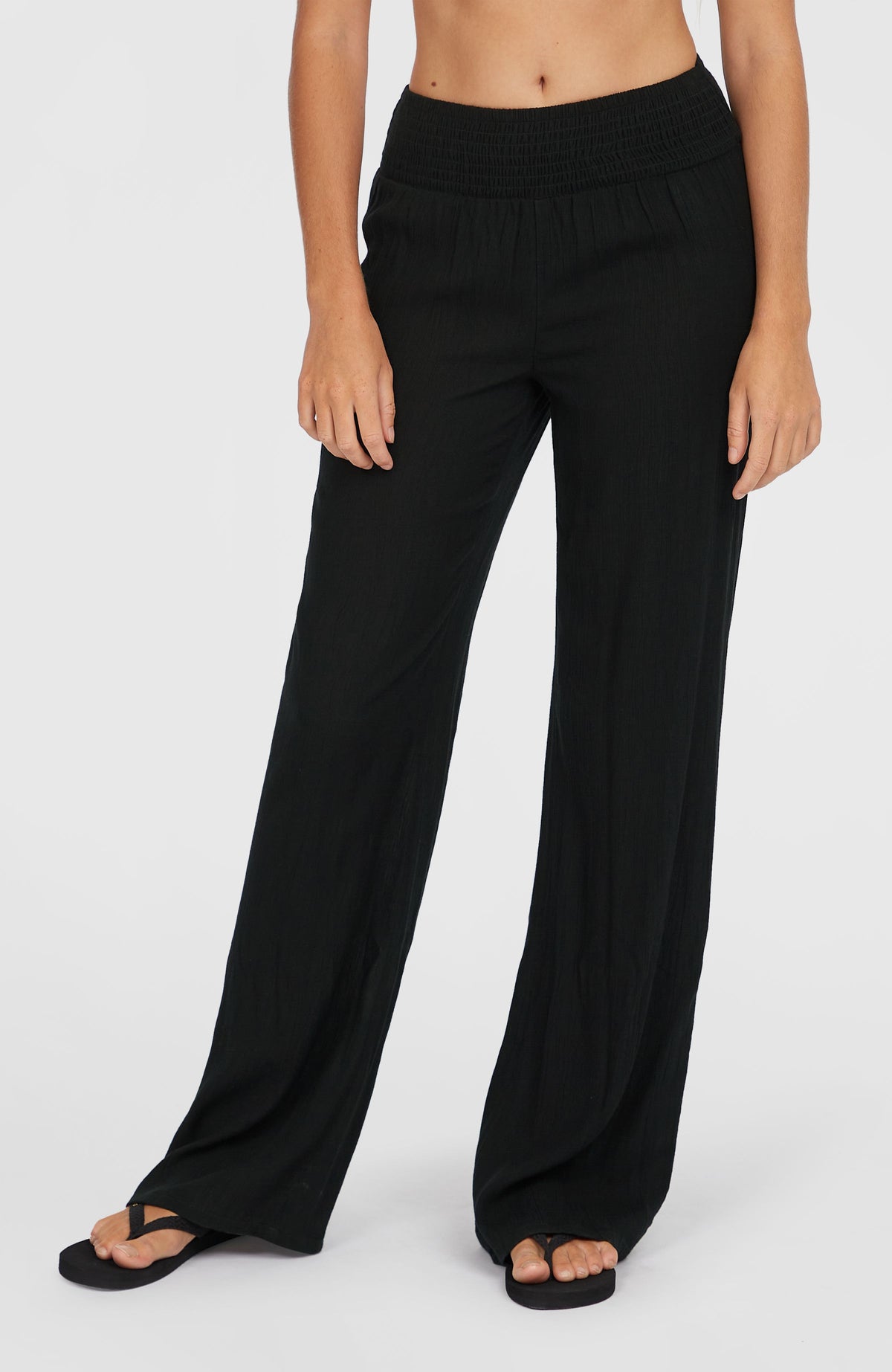 Johnny Smocked Waist Hose für Damen, schwarz, Vorderansicht mit weitem Bein am Model