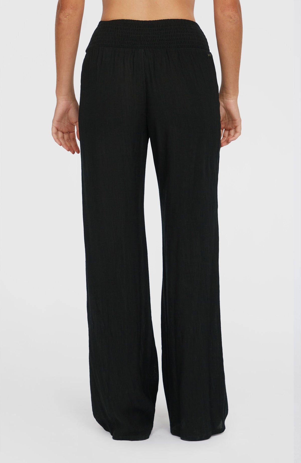 Johnny Smocked Waist Hose für Damen, schwarz, Rückansicht am Model