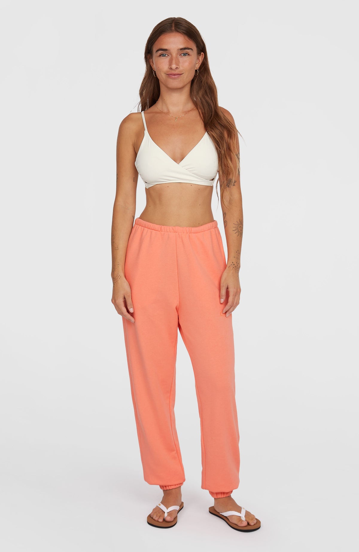 O'Neill Essentials O'Neill Script Jogginghose für Damen, pink, Vorderansicht am Model