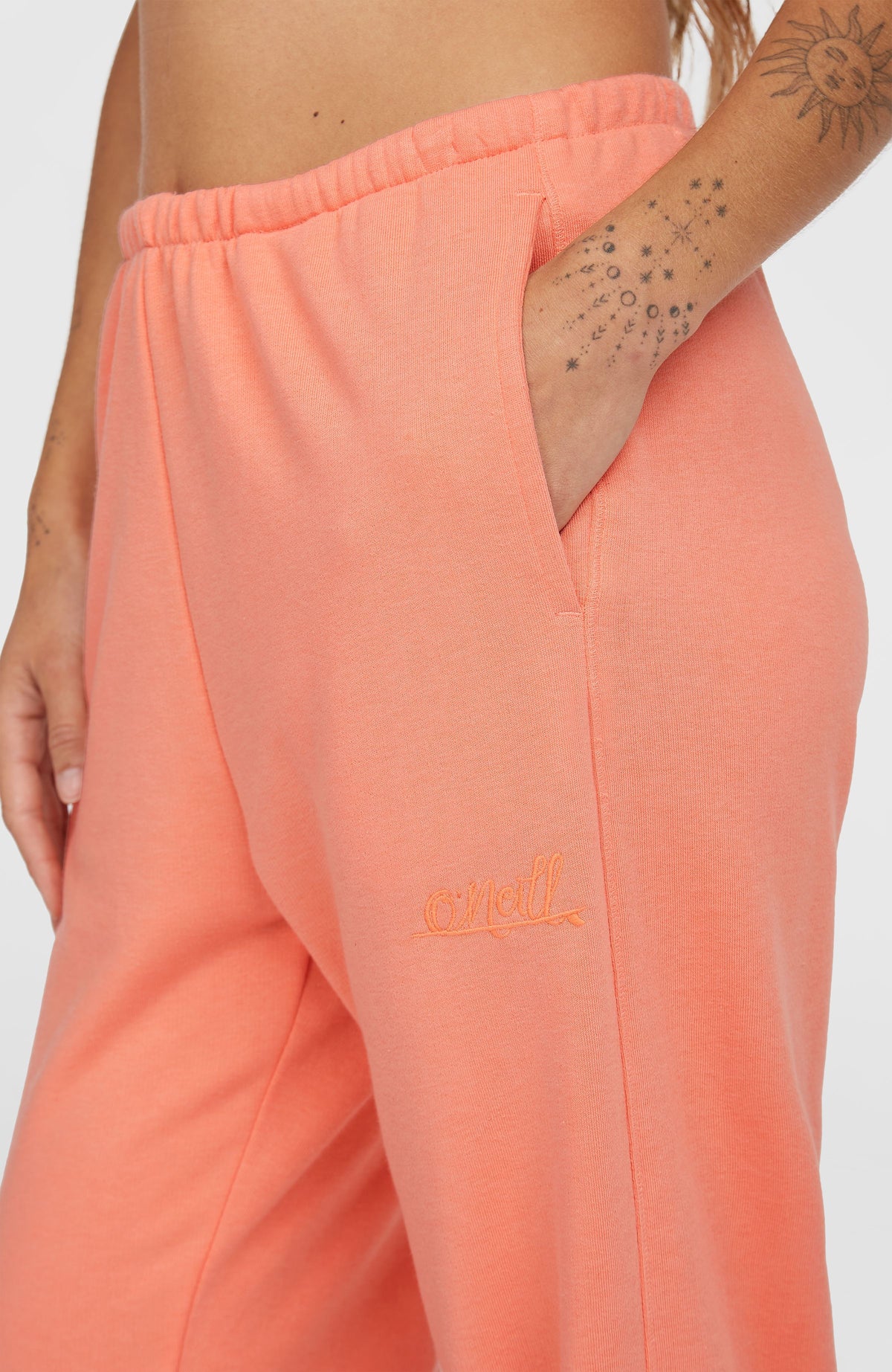 Nahaufnahme der pinken Essentials O'Neill Script Jogginghose mit Eingrifftasche und gesticktem Schriftzug