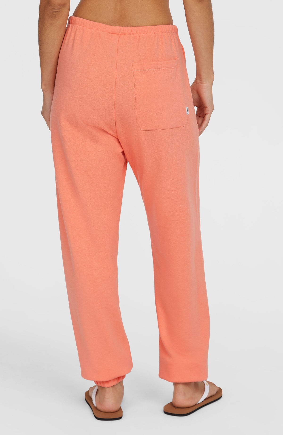 Essentials O'Neill Script Jogginghose für Damen, pink, Rückansicht am Model mit aufgesetzter Gesäßtasche