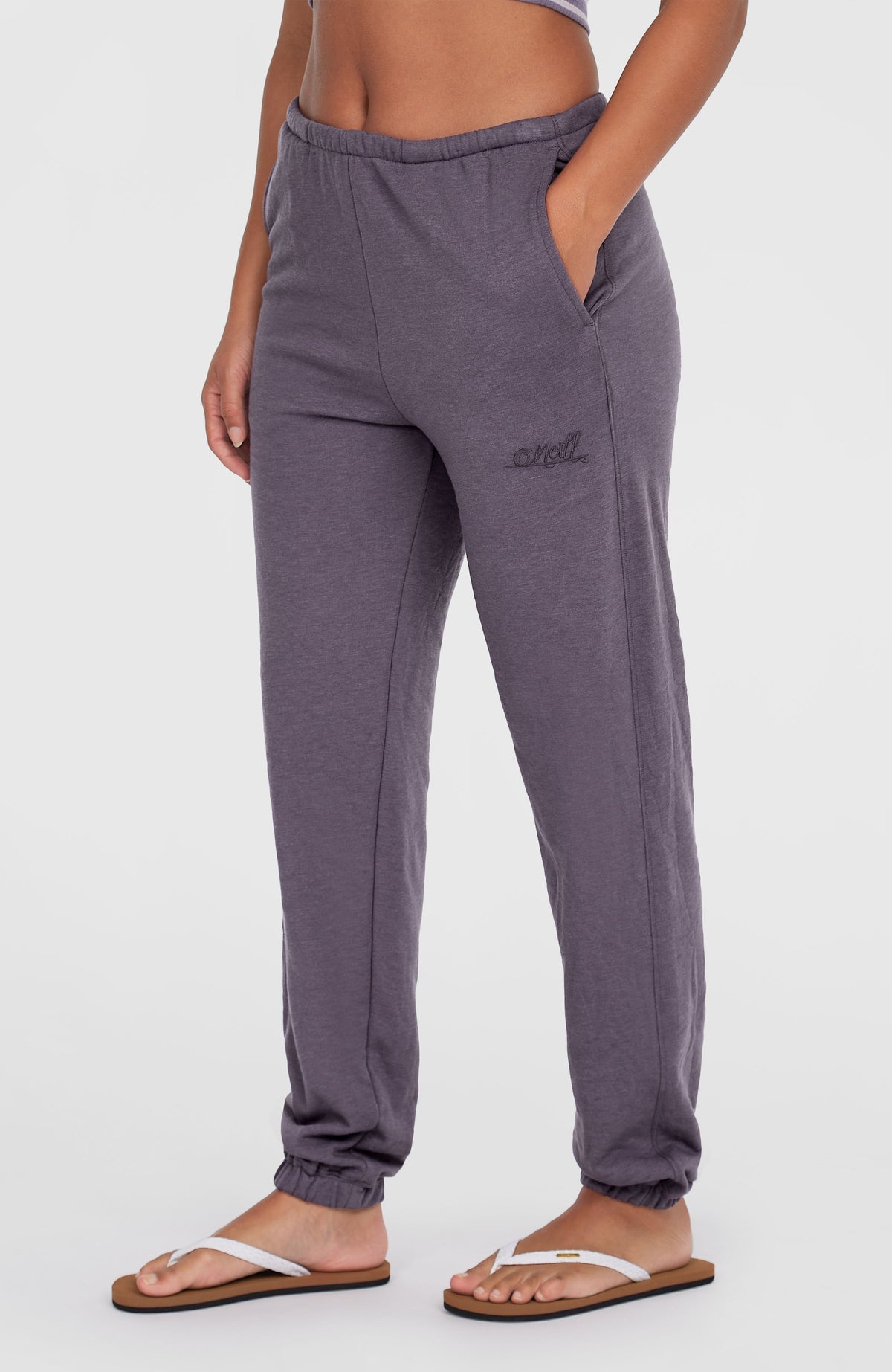 Essentials O'Neill Script Jogginghose für Damen, lila, Halbprofil-Ansicht am Model mit elastischen Beinabschlüssen