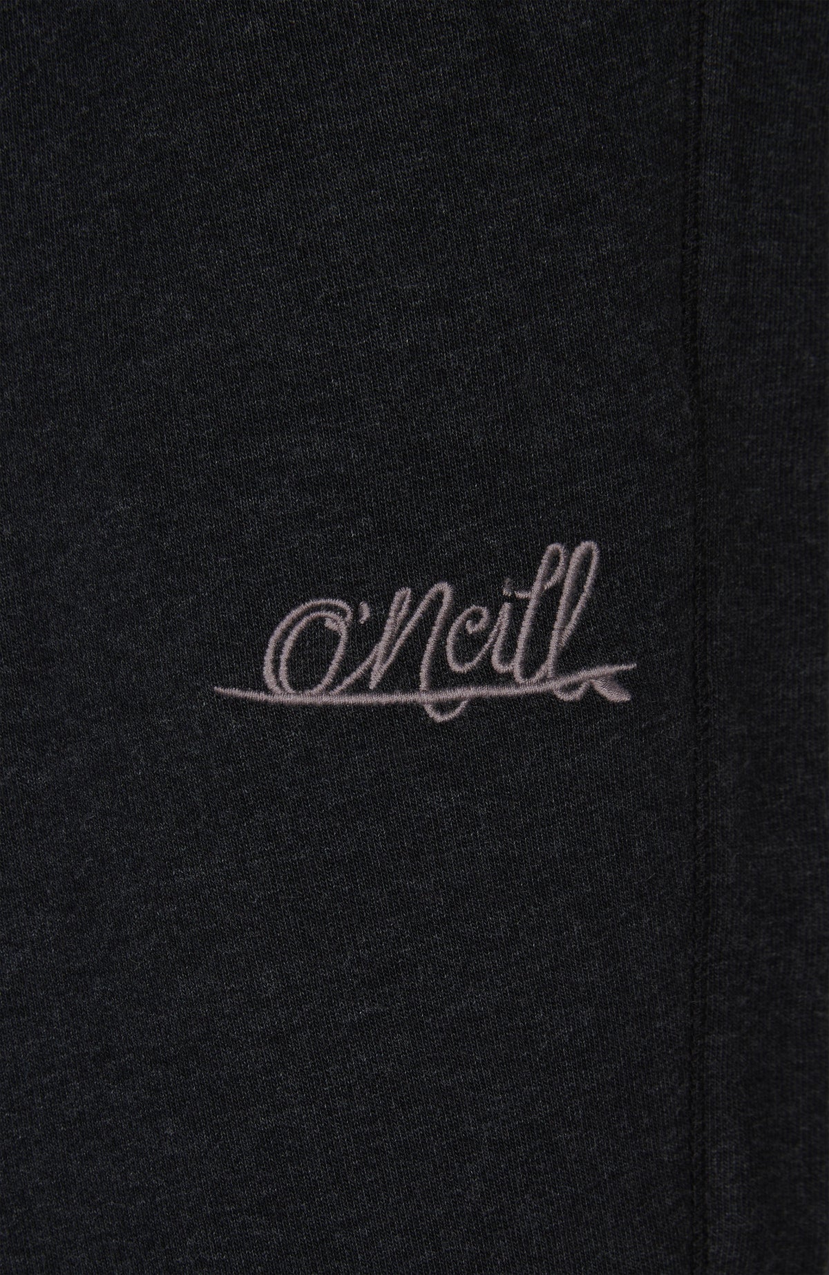 Essentials O'Neill Script Jogginghose für Damen, schwarz, Nahaufnahme des gestickten Logo-Schriftzugs am Hosenbein
