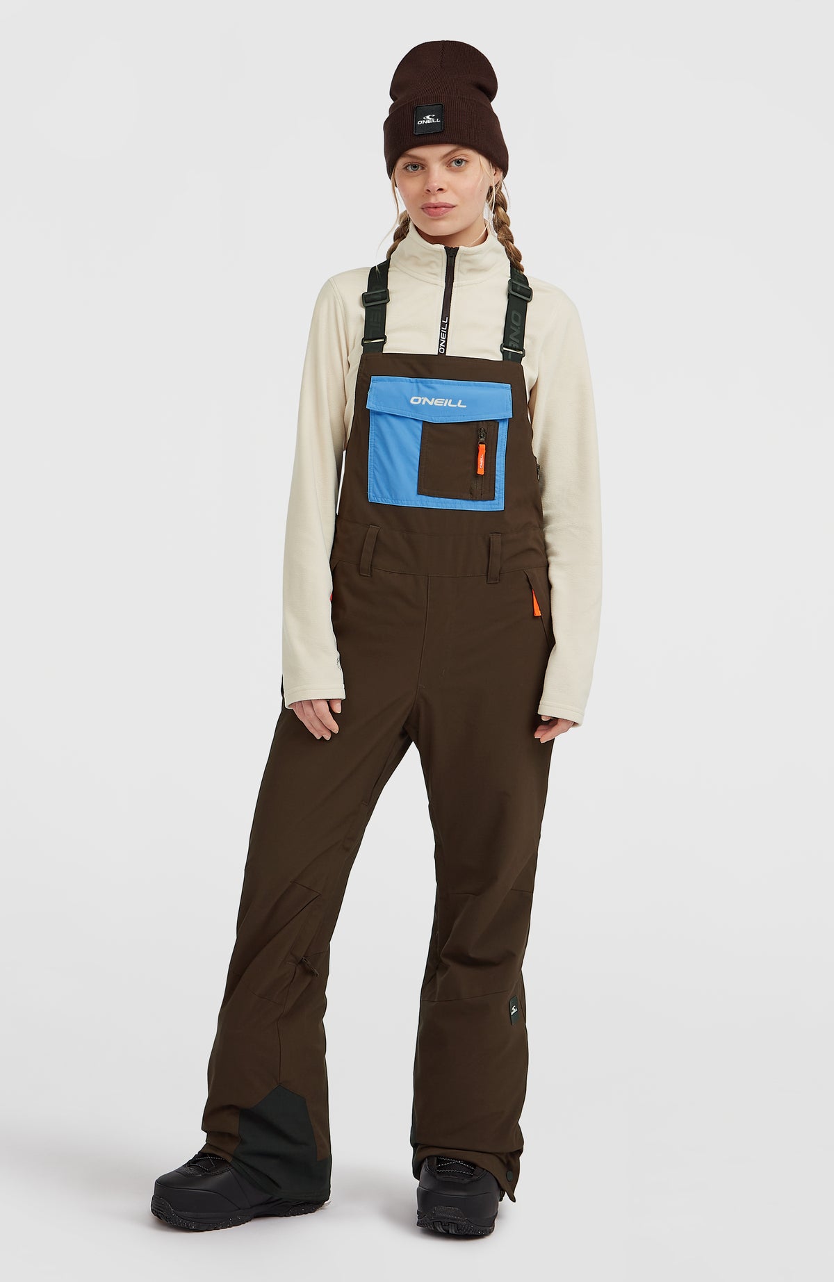 O'Neill FWC'Peak Bib Skihose für Damen, braun, Vorderansicht am Model mit Latz und verstellbaren Trägern
