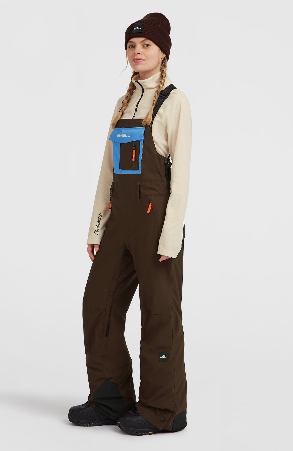 FWC'Peak Bib Skihose für Damen, braun, Schrägansicht am Model mit Latz, elastischen Trägern und Seitentaschen