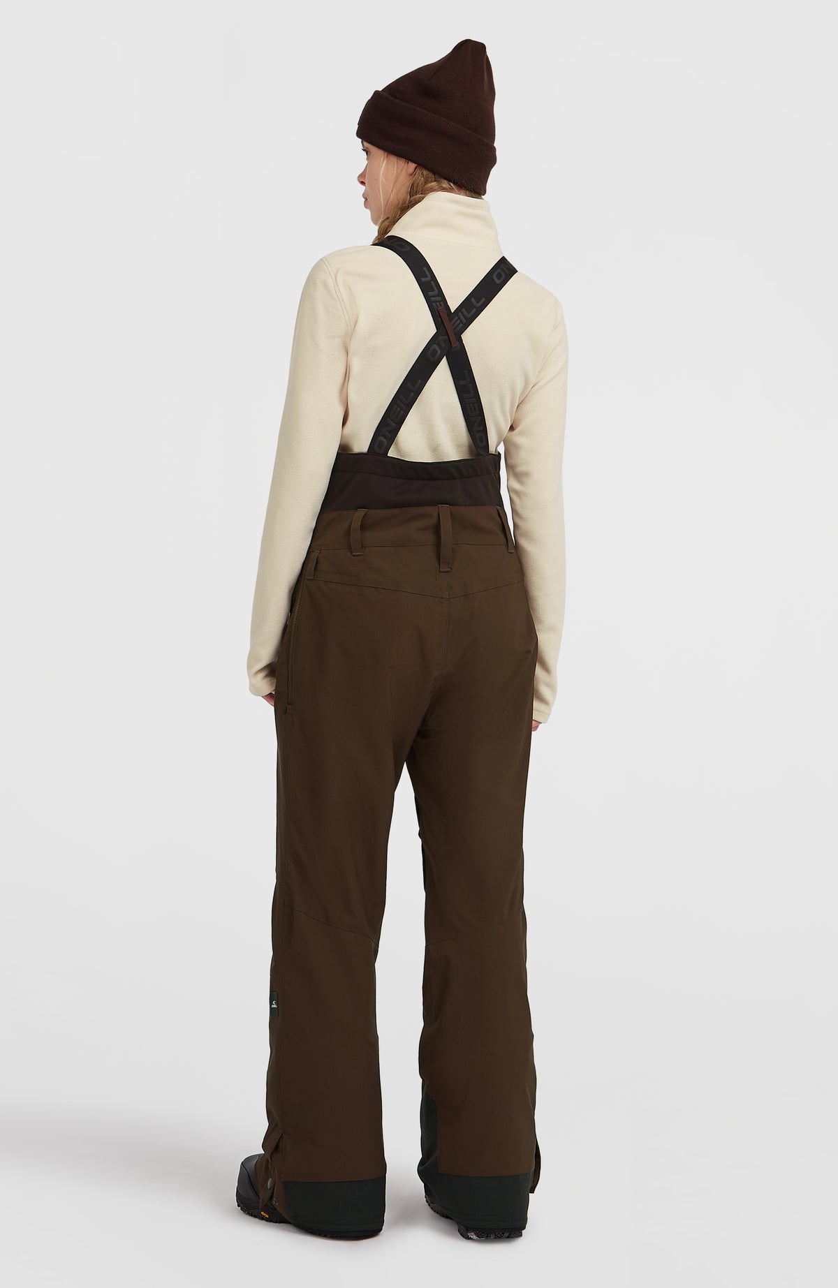 FWC'Peak Bib Skihose für Damen, braun, Rückansicht am Model mit gekreuzten Trägern und elastischem Bund