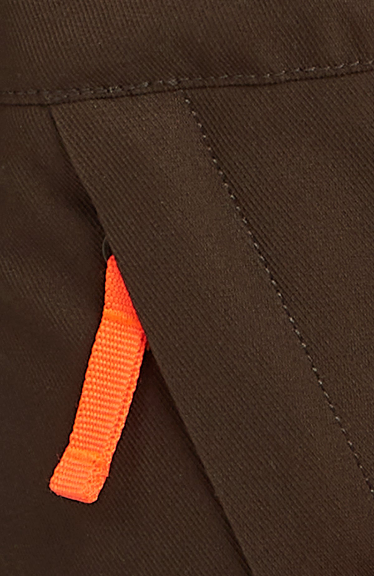 Braune FWC'Peak Bib Skihose für Damen, freigestellte Nahaufnahme der Seitentasche mit orangefarbenem Zipper