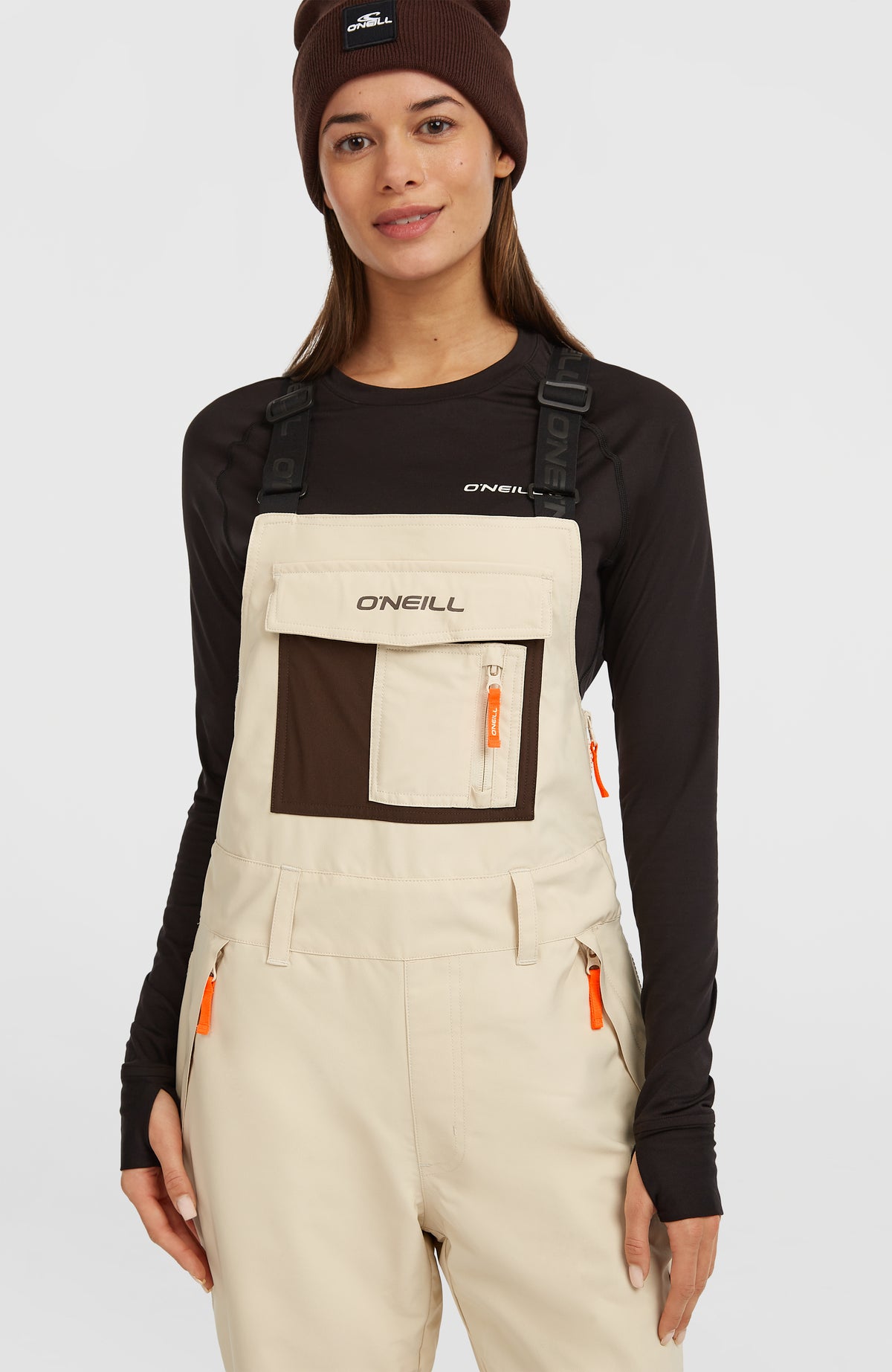 FWC'Peak Bib Skihose für Damen, beige, am Model, Halbansicht von vorne mit Brusttasche