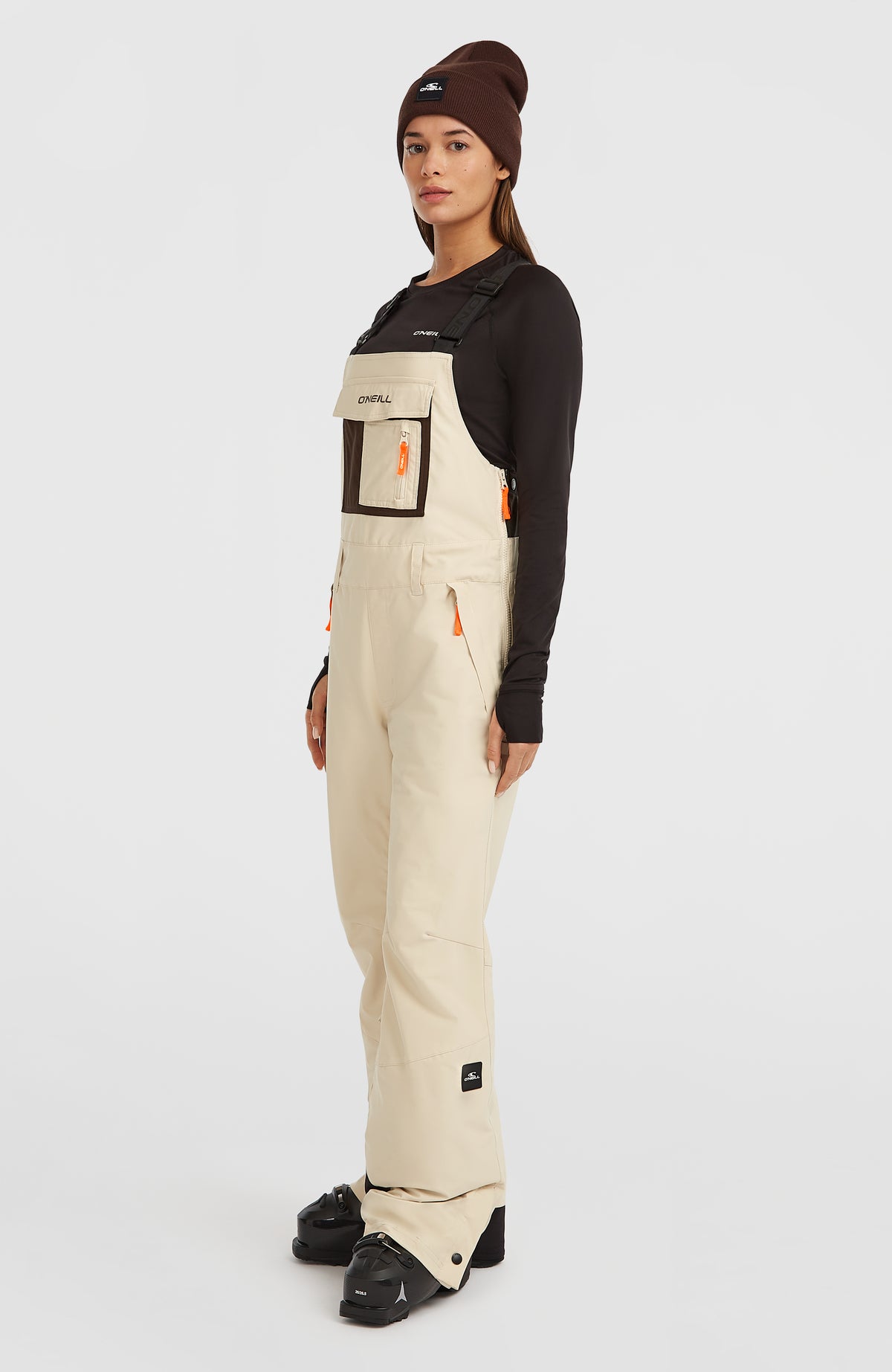 FWC'Peak Bib Skihose für Damen, beige, Ganzkörperansicht am Model von schräg vorne