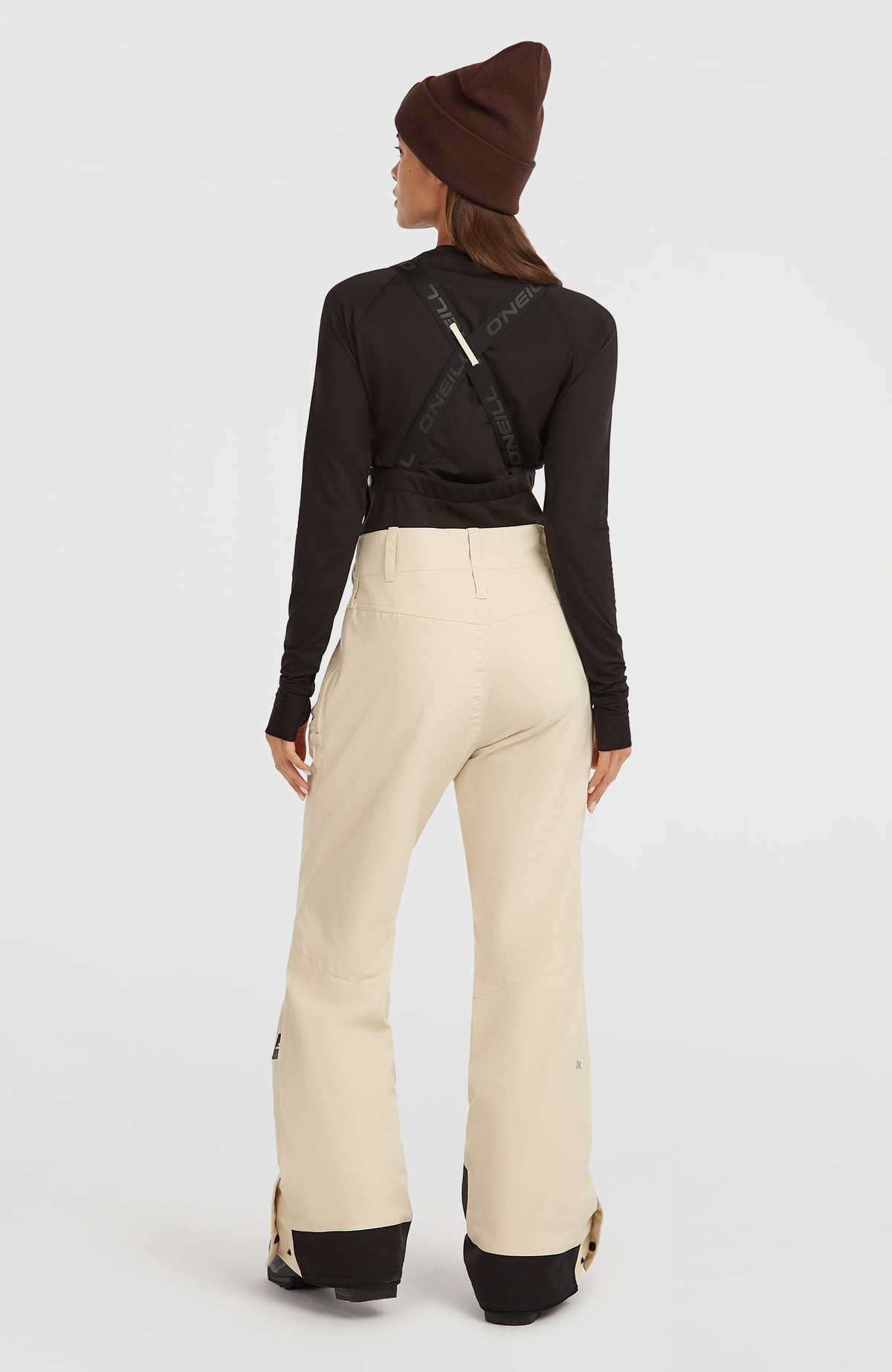 FWC'Peak Bib Skihose für Damen, beige, Rückansicht am Model mit gekreuzten Trägern