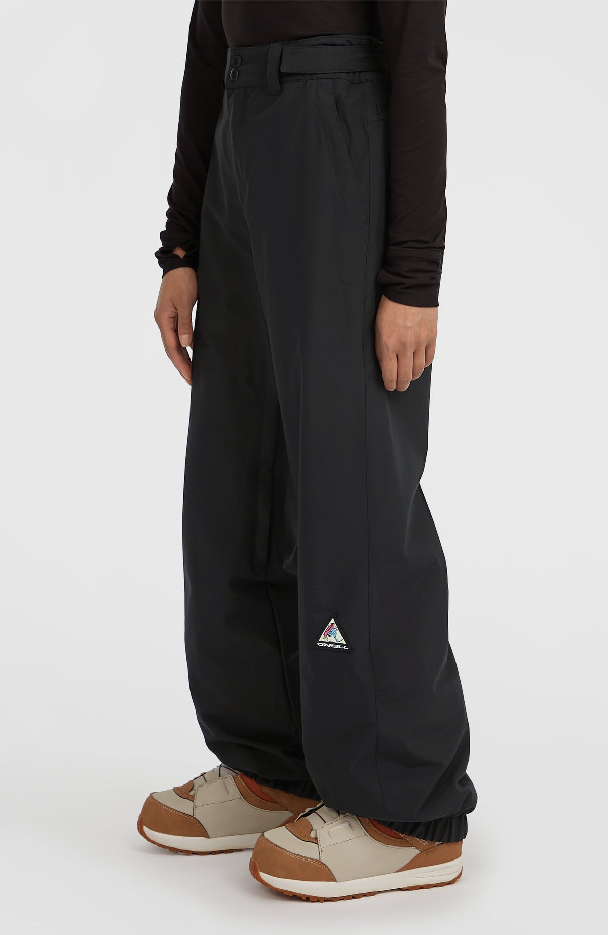 FWC'Play Ski- und Snowboardhose für Damen, schwarz, Dreiviertelansicht mit Logo-Patch am Bein