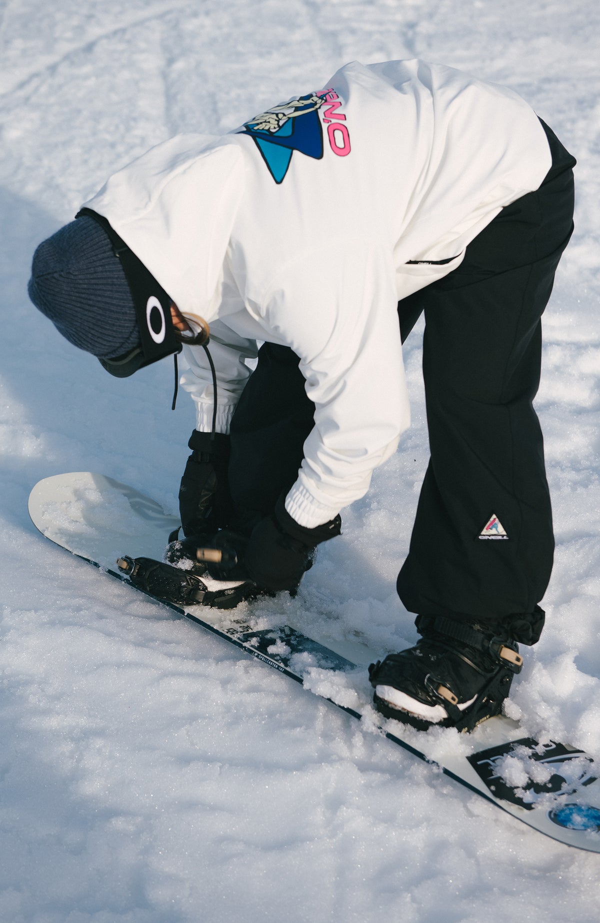 FWC'Play Ski- und Snowboardhose für Damen, schwarz, getragen im Schnee mit Snowboard