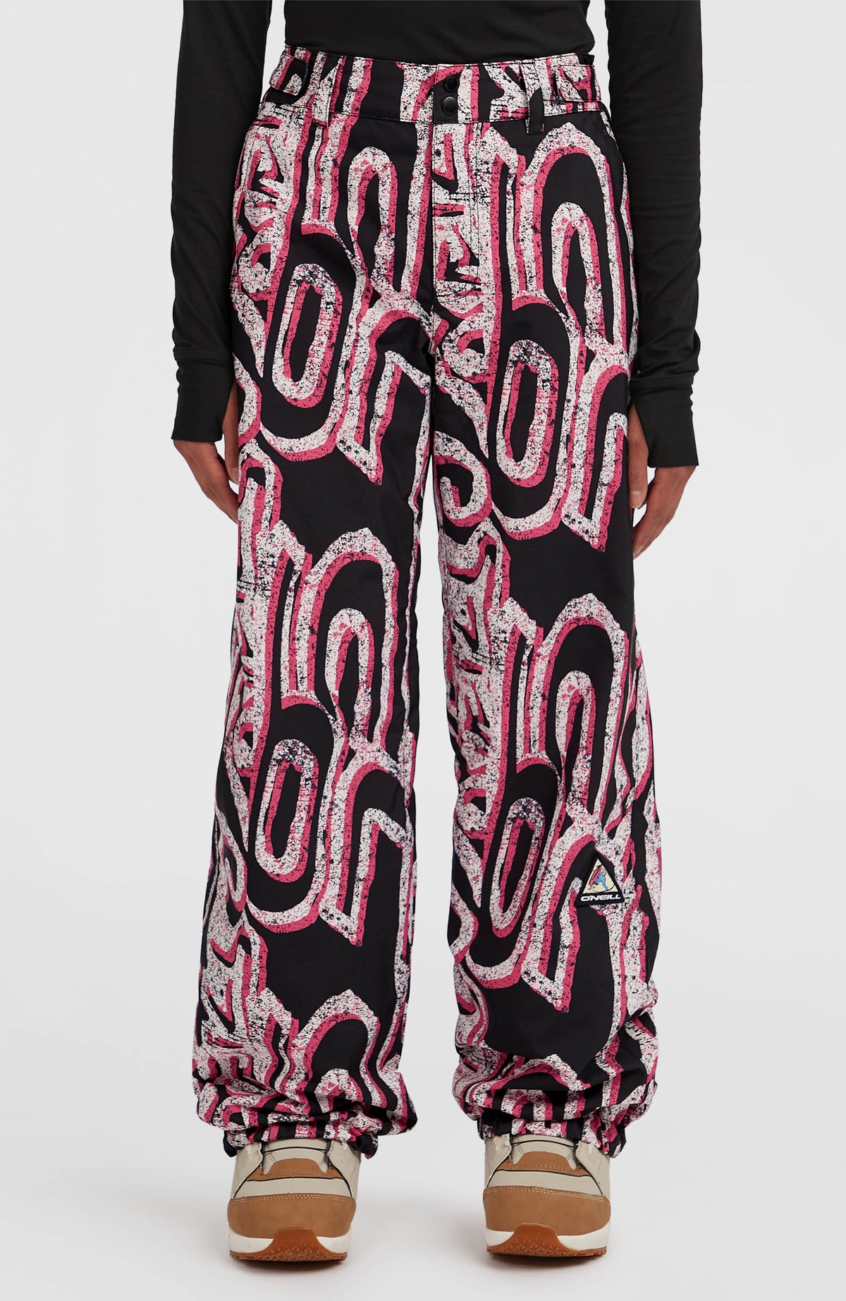 O'Neill FWC'Play Ski- und Snowboardhose für Damen, weiß mit Grafikmuster in Schwarz und Pink, Vorderansicht am Model