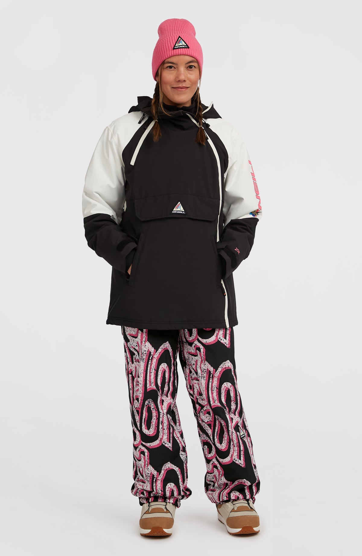 FWC'Play Ski- und Snowboardhose für Damen, weiß mit Grafikmuster in Schwarz und Pink, Ganzkörperansicht am Model