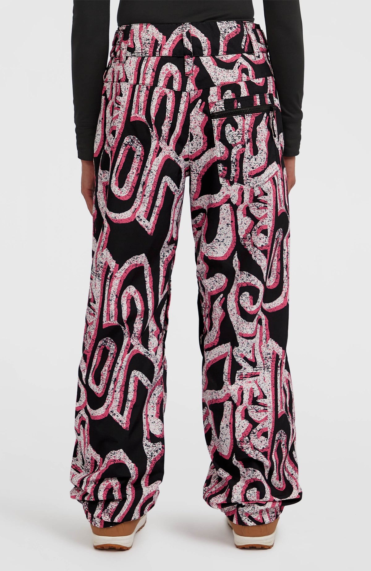 FWC'Play Ski- und Snowboardhose für Damen, weiß mit Grafikmuster in Schwarz und Pink, Rückansicht am Model