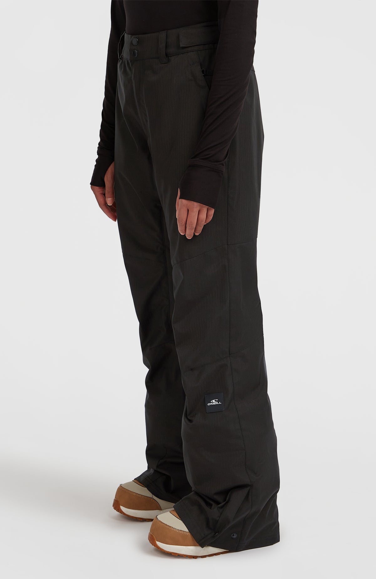 FWC'Cruz Melange Skihose für Damen, grau, Halbprofilansicht am Model mit Logo-Patch am Hosenbein