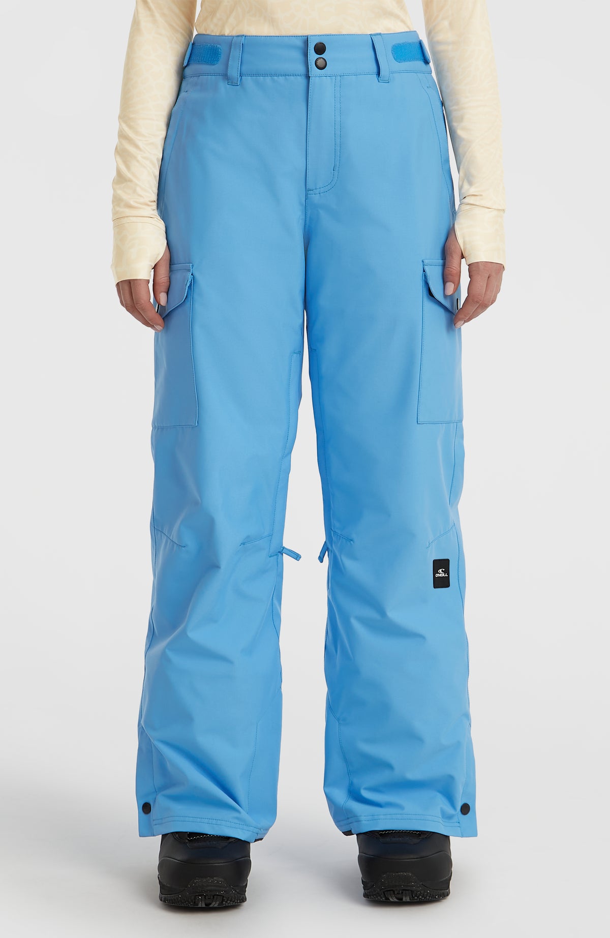 O'Neill FWC'Cruz Cargo-Skihose für Damen, blau, Vorderansicht am Model mit aufgesetzten Cargotaschen