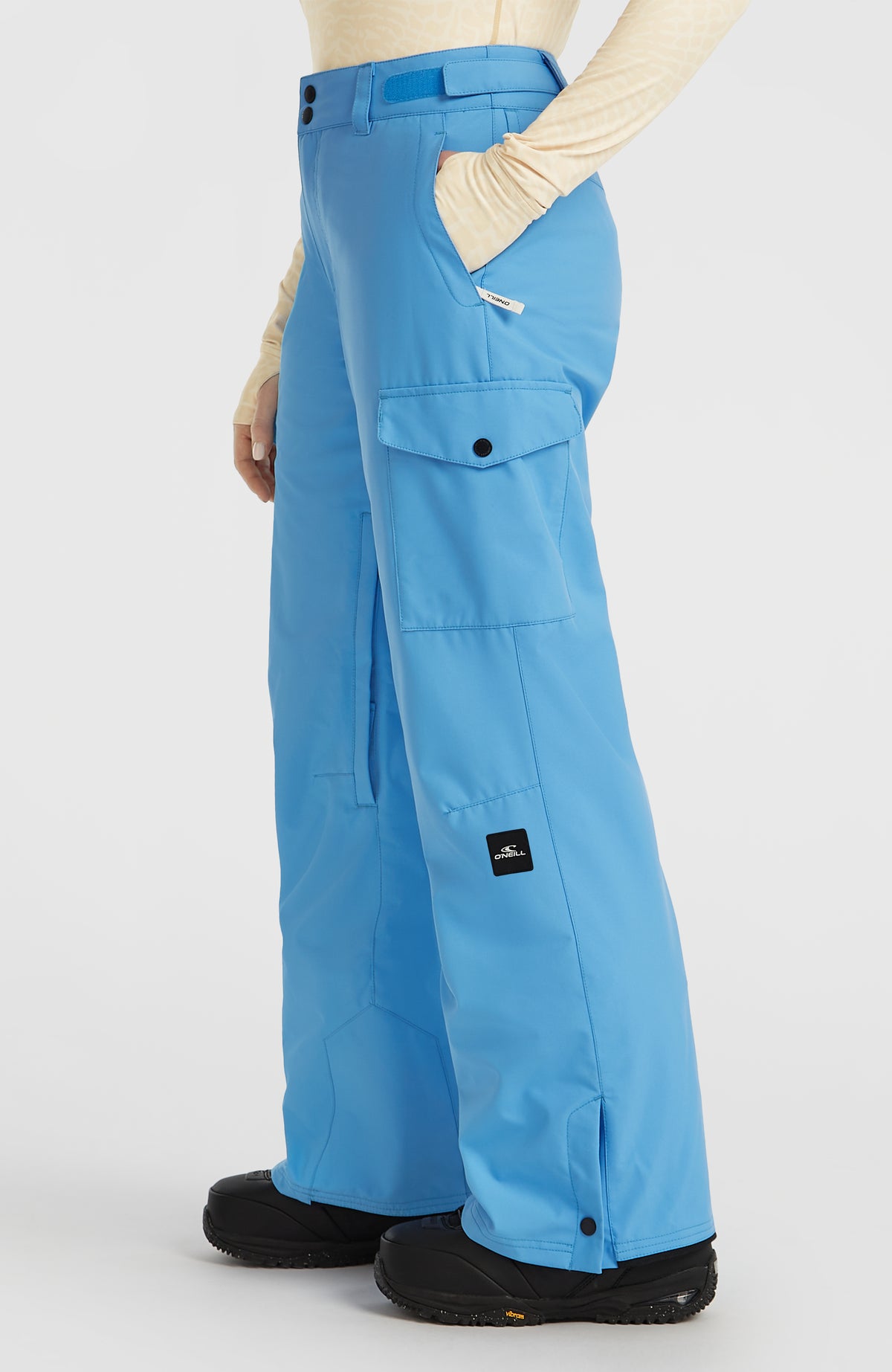 FWC'Cruz Cargo-Skihose für Damen, blau, seitliche Ansicht am Model mit Klappentasche und Logo-Patch