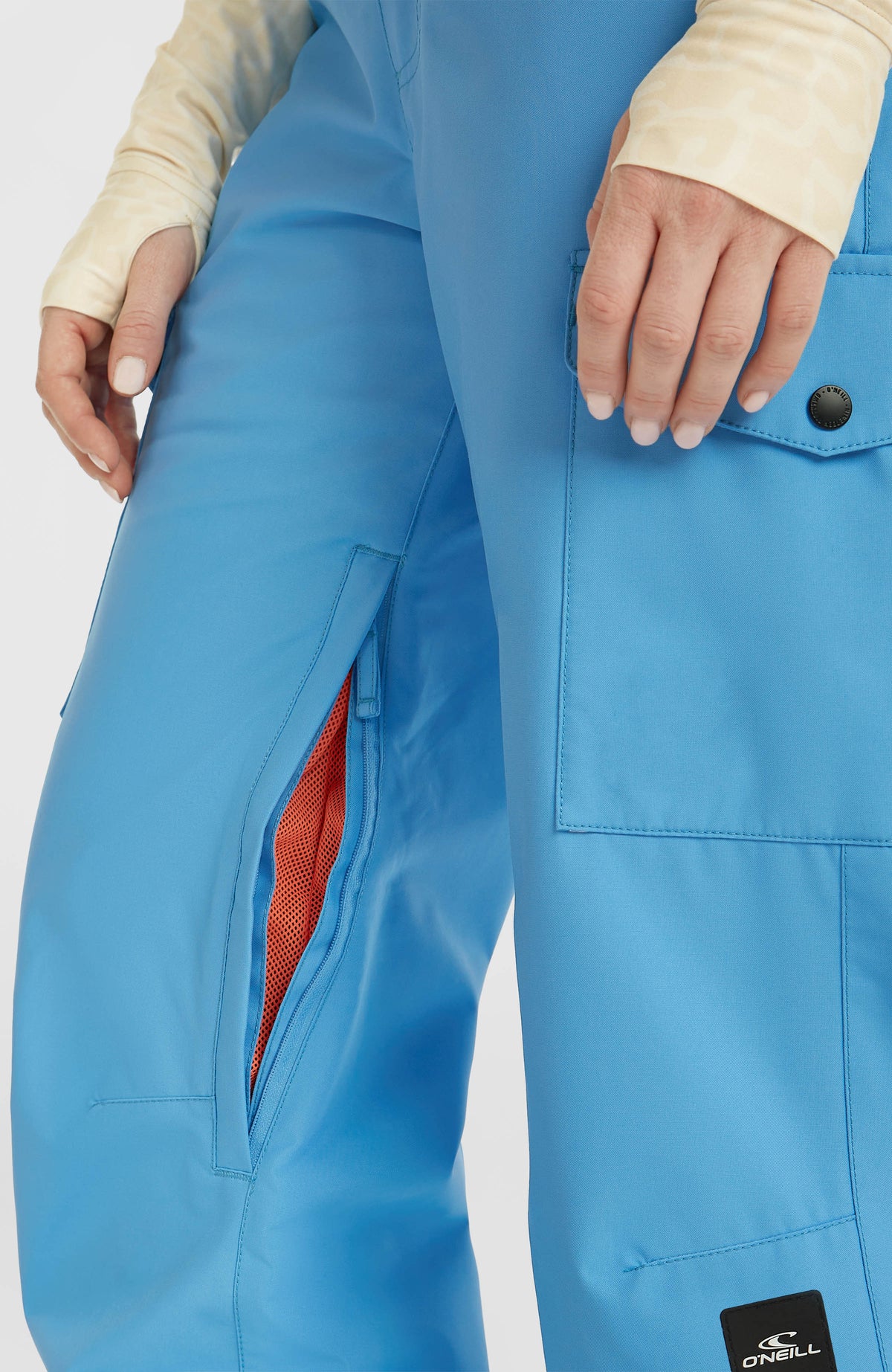 Nahaufnahme des geöffneten Belüftungsreißverschlusses mit Mesh-Einsatz der blauen FWC'Cruz Cargo-Skihose