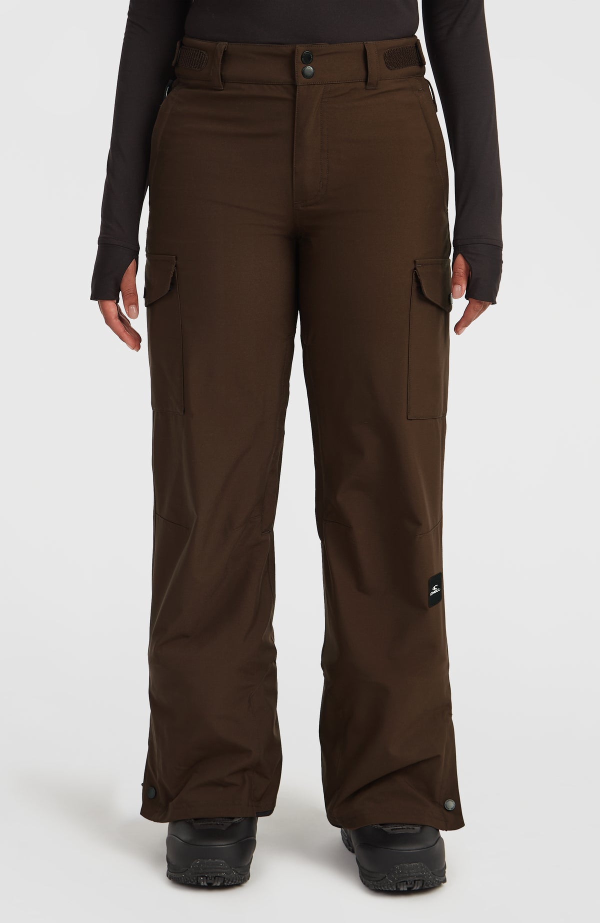 O'Neill FWC'Cruz Cargo-Skihose für Damen in Braun, getragen am Model, Vorderansicht mit Cargotaschen