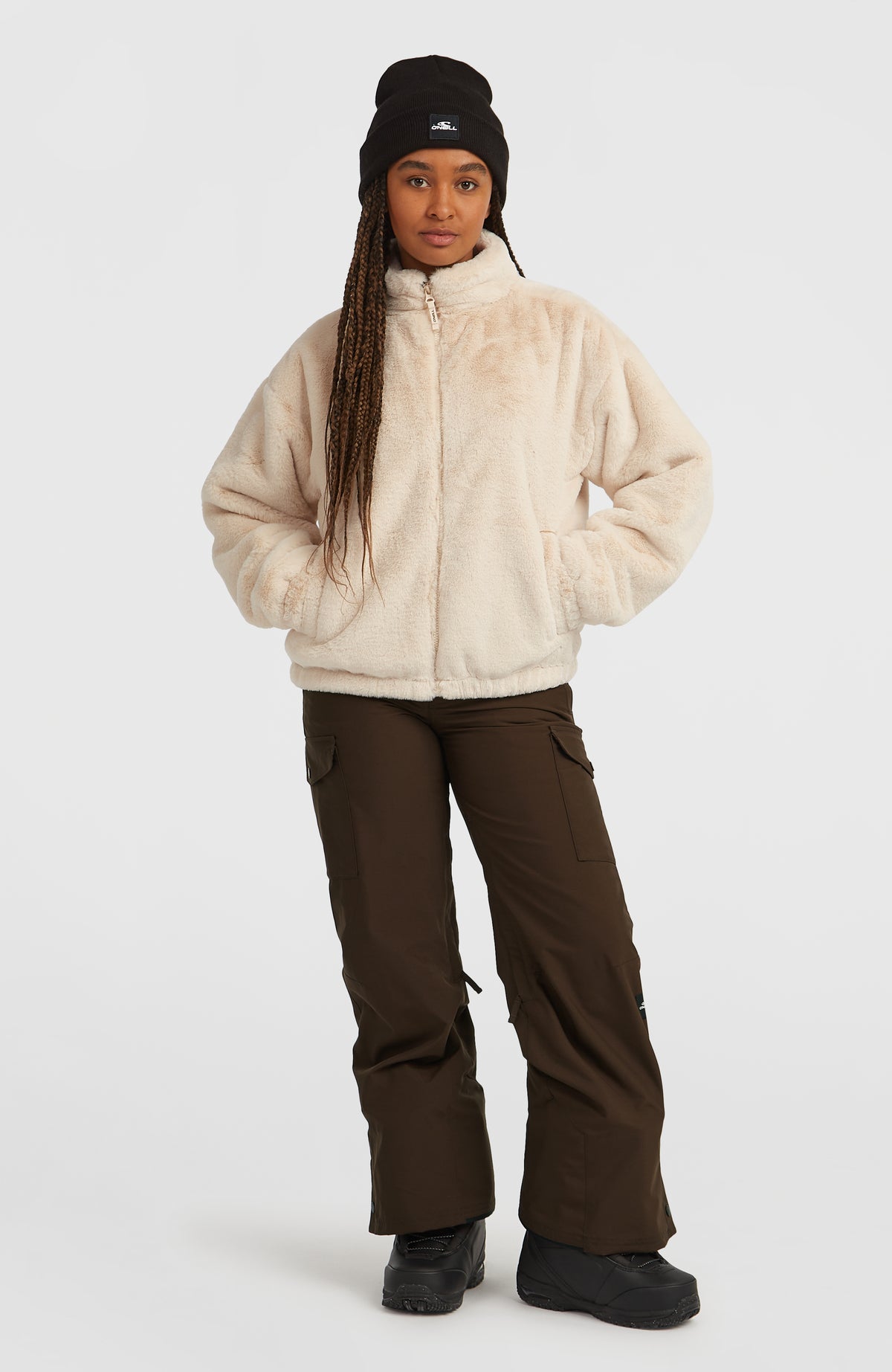 Braune FWC'Cruz Cargo-Skihose für Damen, Ganzkörperansicht am Model kombiniert mit Plüschjacke