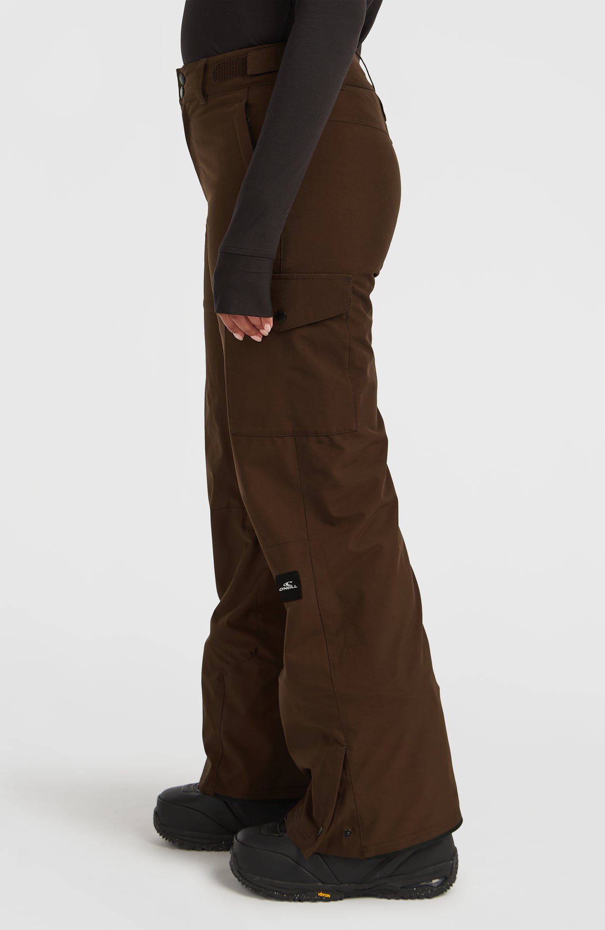 FWC'Cruz Cargo-Skihose für Damen in Braun, Seitenansicht am Model mit Logo-Patch am Hosenbein