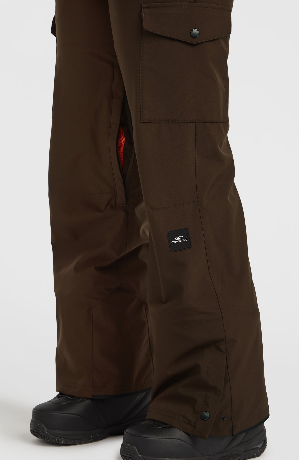 Nahaufnahme der braunen FWC'Cruz Cargo-Skihose am Model mit geöffnetem Belüftungsreißverschluss