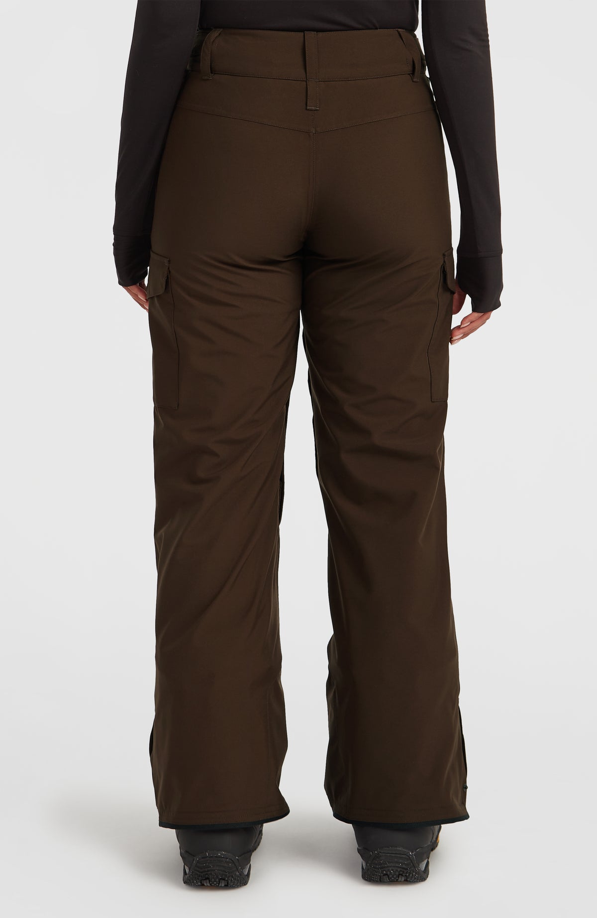 Braune FWC'Cruz Cargo-Skihose für Damen, getragen am Model, Rückansicht mit Gürtelschlaufen am Bund